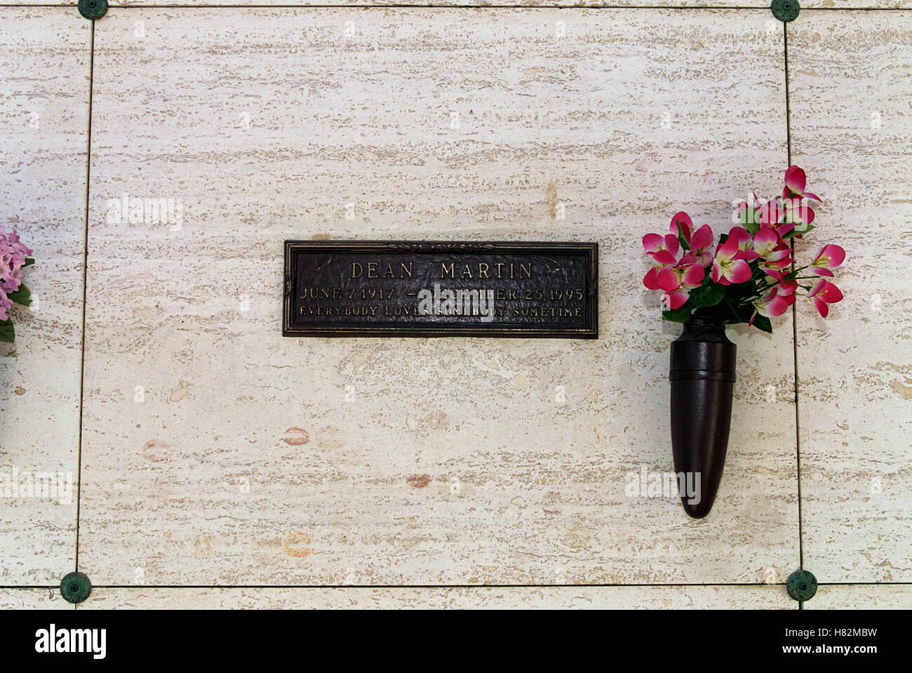 DEAN MARTIN GRAVE WESTWOOD MEMORIAL PARK LA WESTWOOD LA USA 12 May 2001 Stock Photo