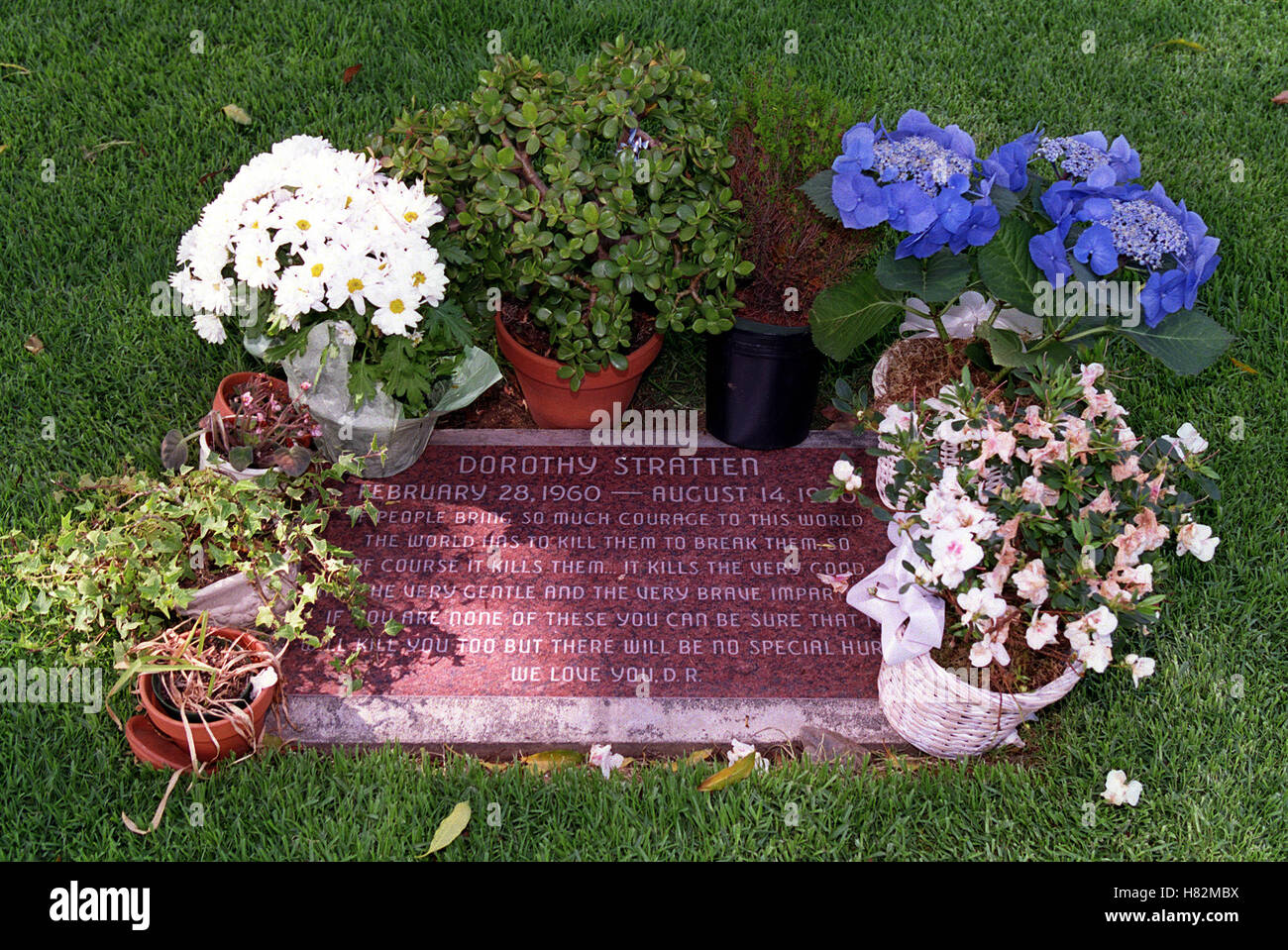 DOROTHY STRATTEN GRAVE WESTWOOD MEMORIAL PARK LA WESTWOOD LA USA 12 May 2001 Stock Photo