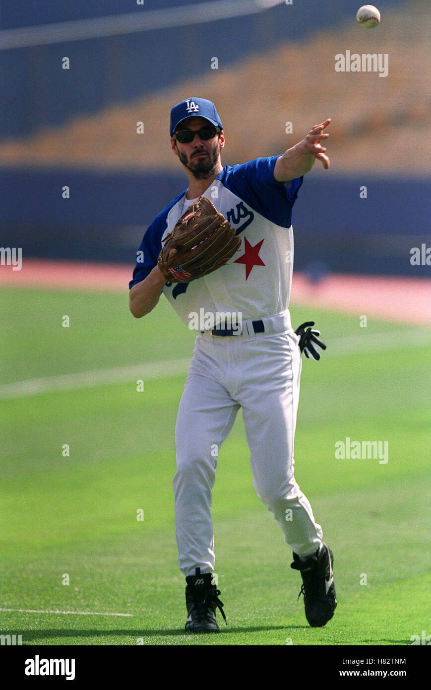 KEANU REEVES HOLLYWOOD STARS BASEBALL GAME HOLLYWOOD LOS ANGELES USA 04  August 2001 Stock Photo - Alamy