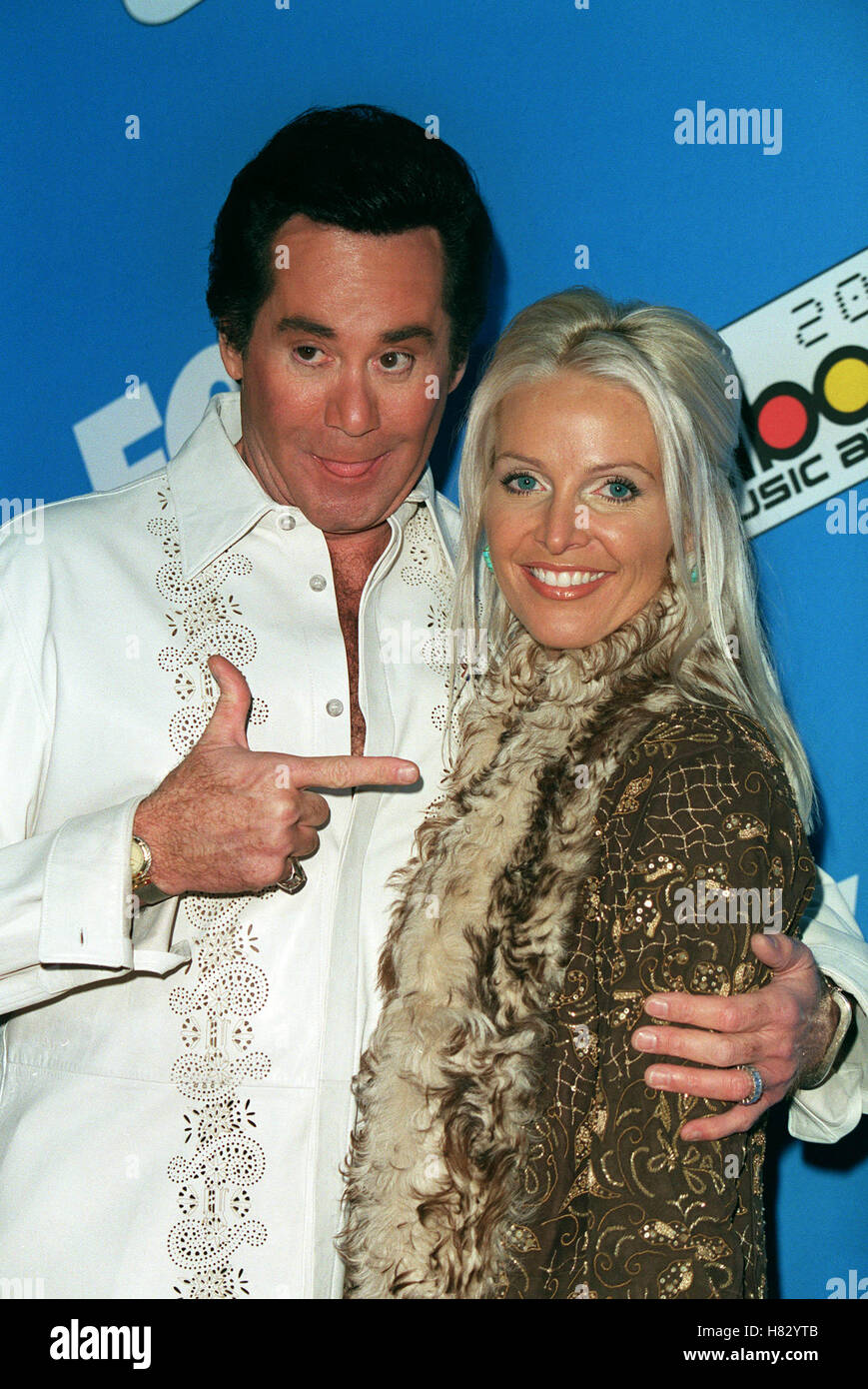 WAYNE NEWTON & WIFE BILLBOARD MUSIC AWARDS LAS VEGAS NEVADA USA 04 December 2001 Stock Photo