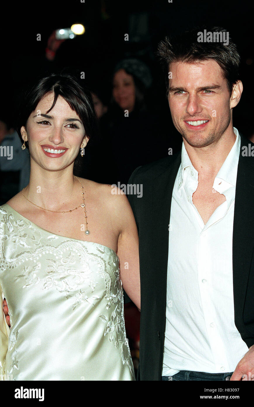PENELOPE CRUZ & TOM CRUISE "VANILLA SKY" WORLD PREMIERE LOS ANGELES USA