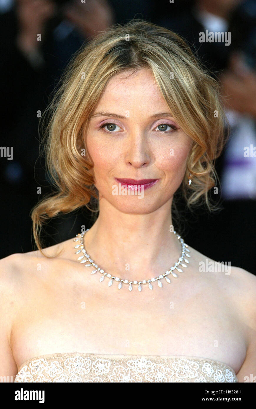 JULIE DELPY CANNES FILM FESTIVAL CANNES FILM FESTIVAL CANNES FRANCE 16 May 2002 Stock Photo Alamy