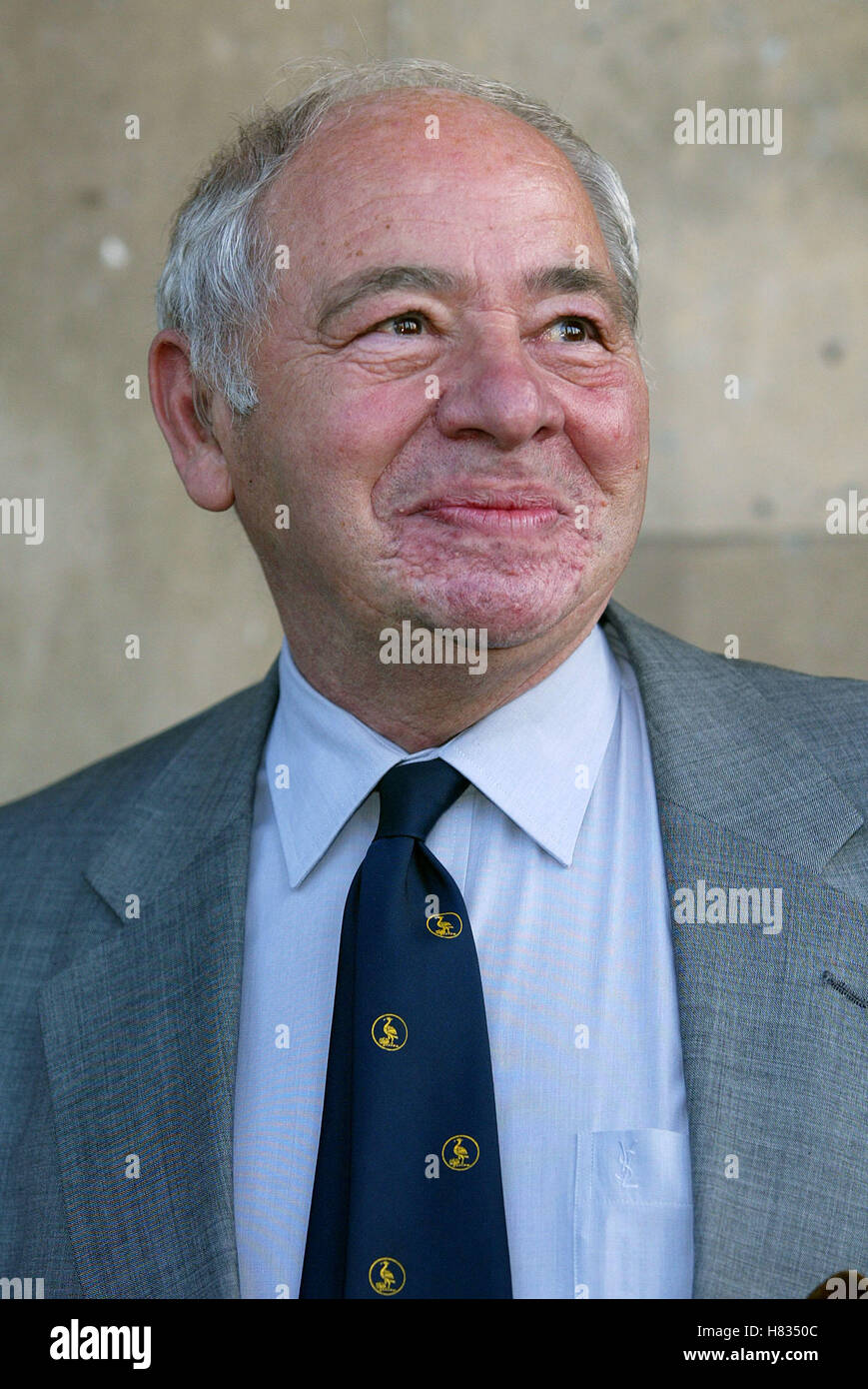 COLIN DEXTER JOHN THAW MEMORIAL SERVICE ST MARTINS IN THE FIELD LONDON ENGLAND 04 September 2002 Stock Photo
