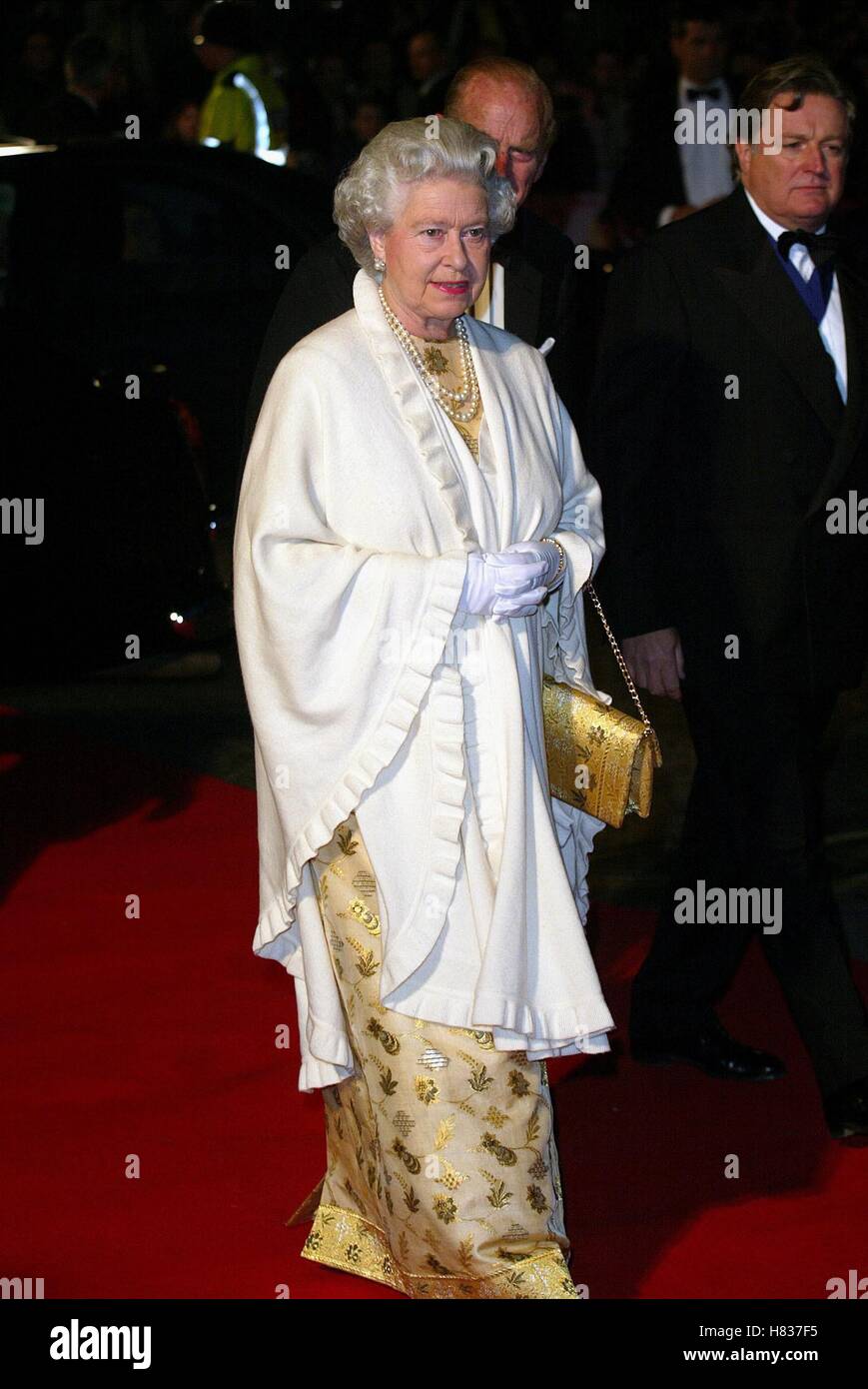 HER MAJESTY QUEEN ELIZABETH II DIE ANOTHER DAY (JAMES BOND) PREMIERE LONDON ROYAL ALBERT HALL LONDON ENGLAND 18 November 200 Stock Photo