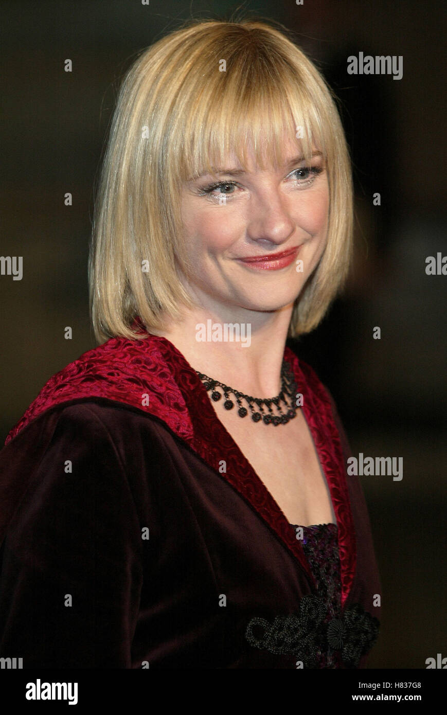 JANE HORROCKS DIE ANOTHER DAY (JAMES BOND) PREMIERE LONDON ROYAL ALBERT HALL LONDON ENGLAND 18 November 2002 Stock Photo