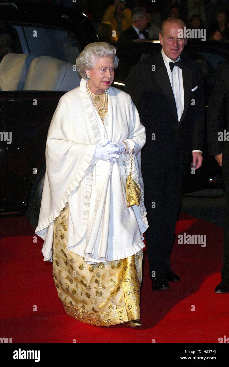 HER MAJESTY QUEEN ELIZABETH II DIE ANOTHER DAY (JAMES BOND) PREMIERE LONDON ROYAL ALBERT HALL LONDON ENGLAND 18 November 200 Stock Photo