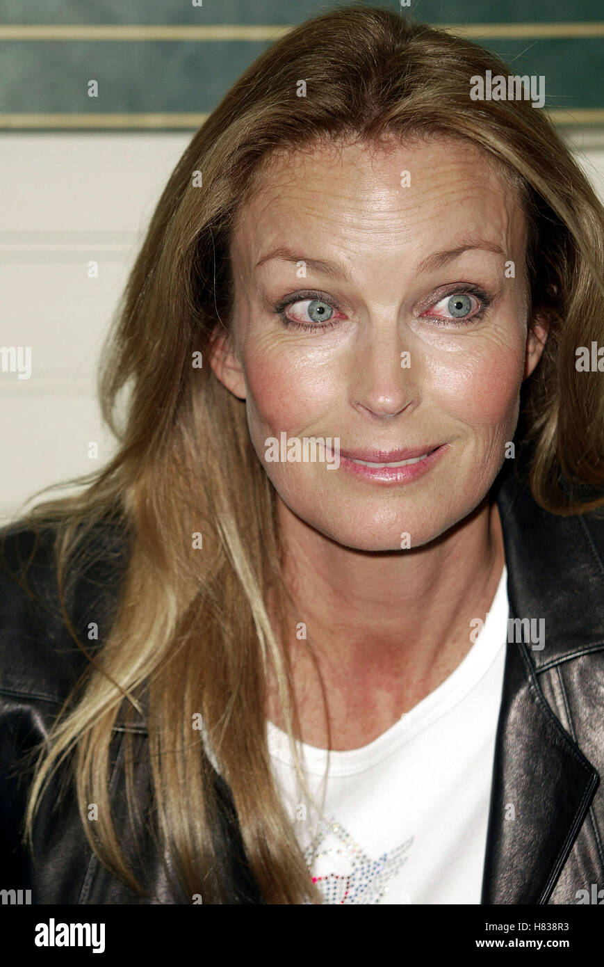 BO DEREK RIDING LESSONS BOOK SIGNING CENTURY CITY LOS ANGELES USA 01 March 2002 Stock Photo