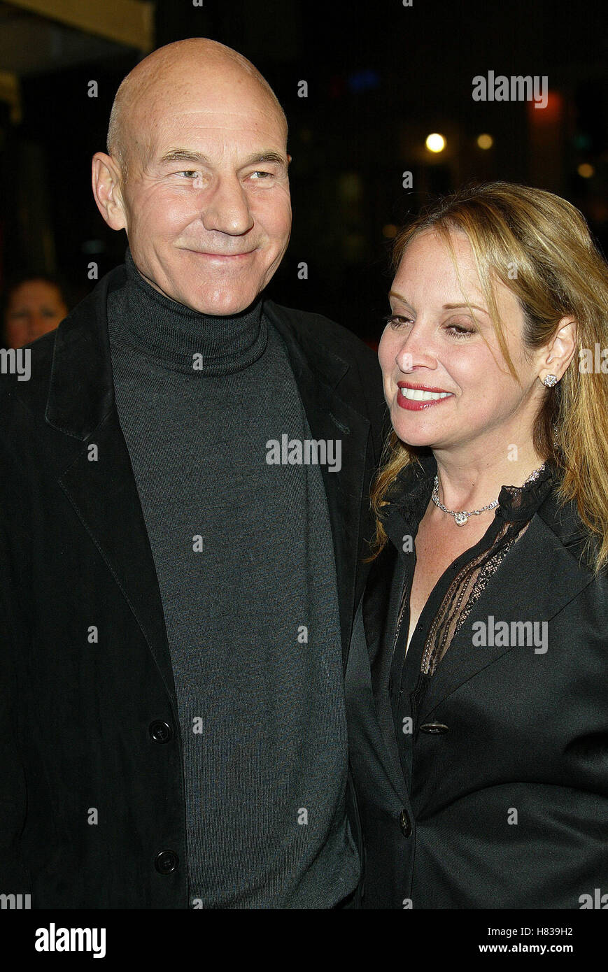 PATRICK STEWART & WENDY NEUSS THE TIME MACHINE FILM PREMIERE WESTWOOD LOS ANGELES USA 04 March 2002 Stock Photo