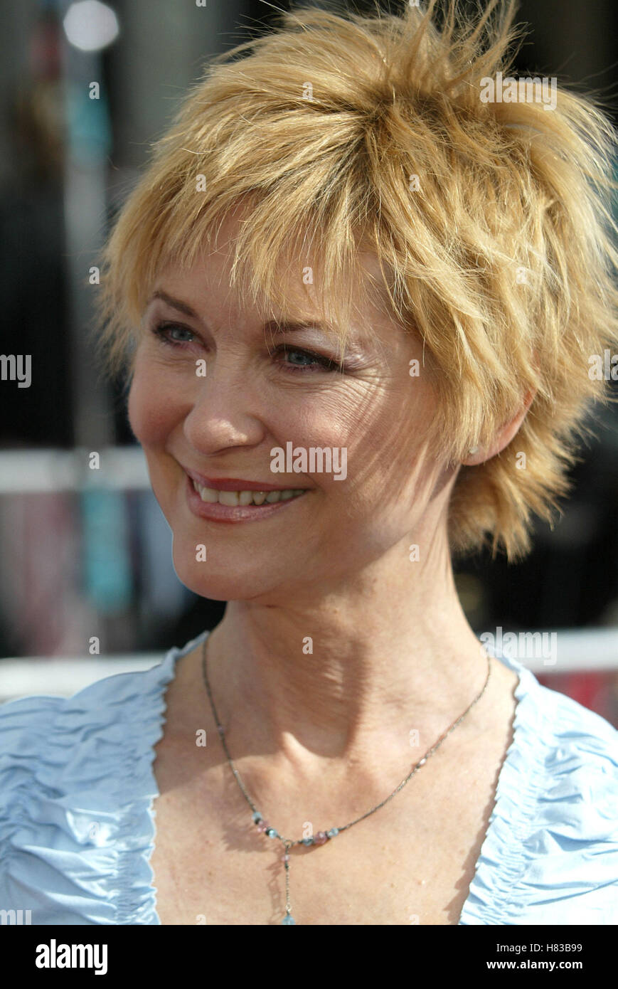 DEE WALLACE STONE ET 20TH ANNIVERSARY PREMIERE SHRINE AUDITORIUM LOS ANGELES USA 16 March 2002 Stock Photo