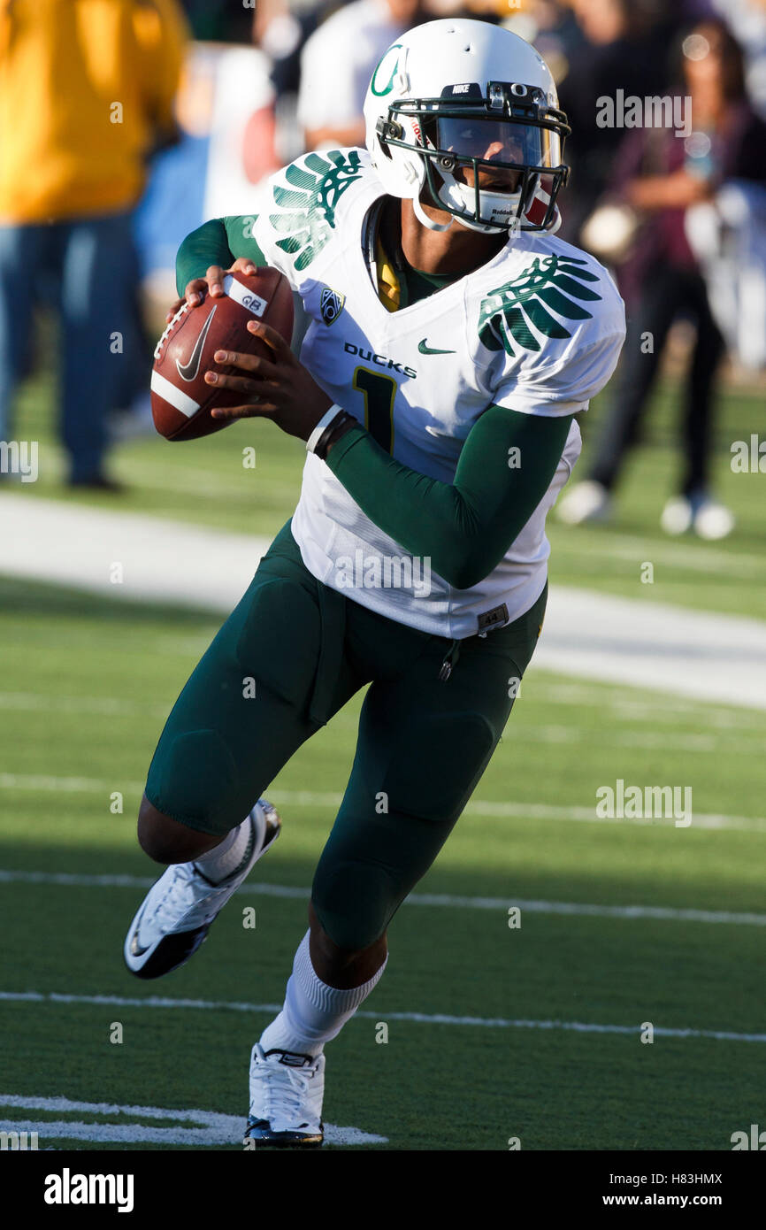 Oregon's Darron Thomas throws a pass during the first half of the BCS  National Championship NCAA college football game Monday, Jan. 10, 2011, in  Glendale, Ariz. (AP Photo/Charlie Riedel Stock Photo - Alamy