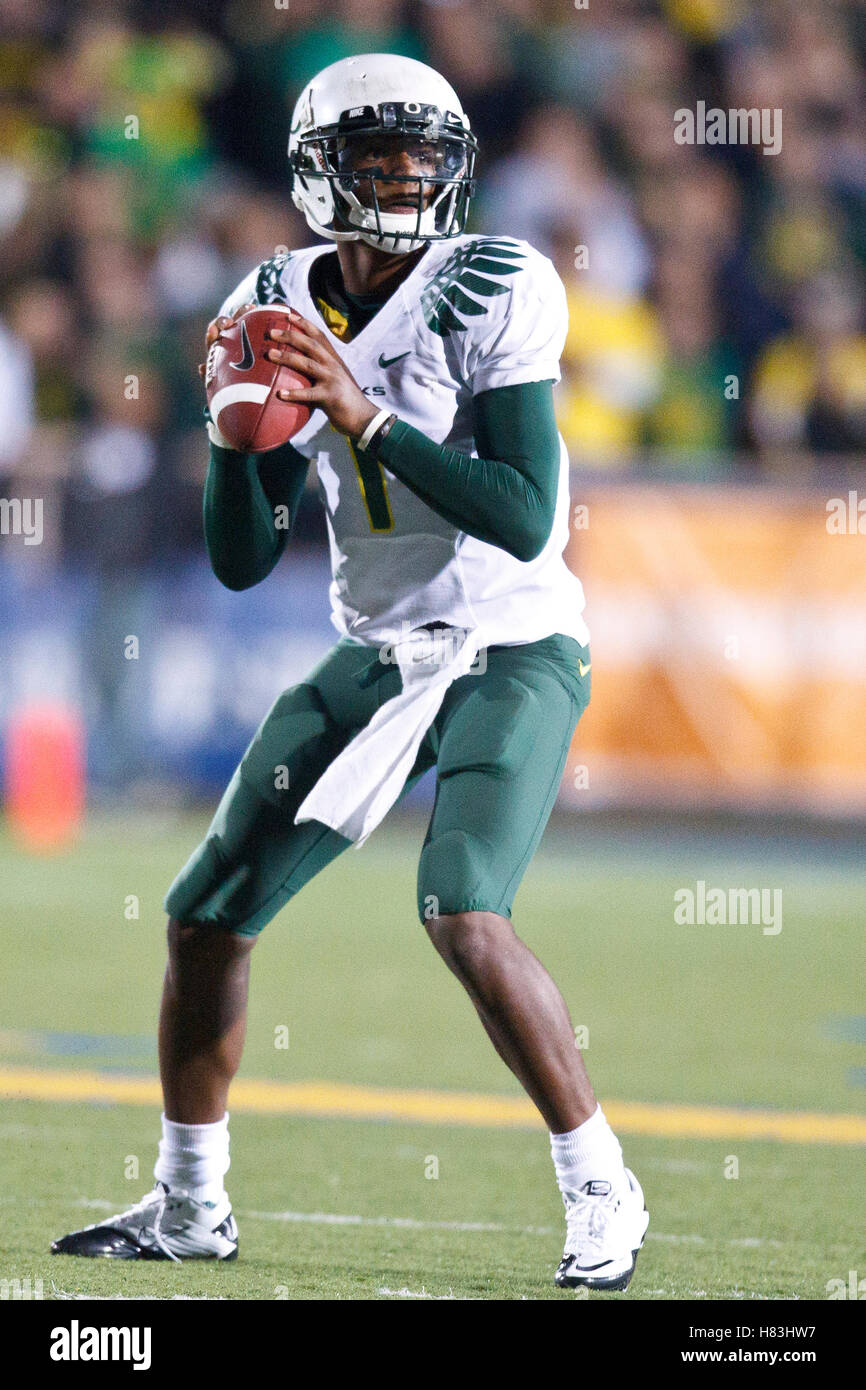 Oregon's Darron Thomas throws a pass during the first half of the BCS  National Championship NCAA college football game Monday, Jan. 10, 2011, in  Glendale, Ariz. (AP Photo/Charlie Riedel Stock Photo - Alamy