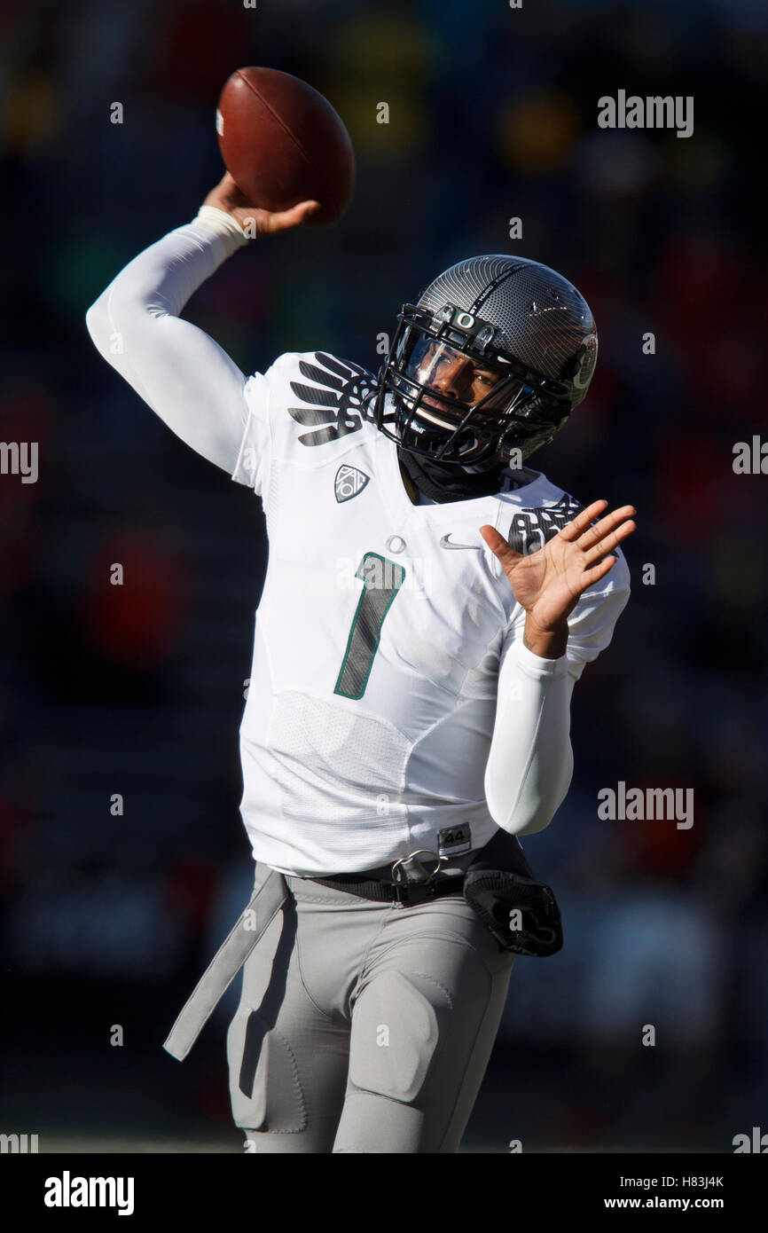 Oregon's Darron Thomas throws a pass during the first half of the BCS  National Championship NCAA college football game Monday, Jan. 10, 2011, in  Glendale, Ariz. (AP Photo/Charlie Riedel Stock Photo - Alamy