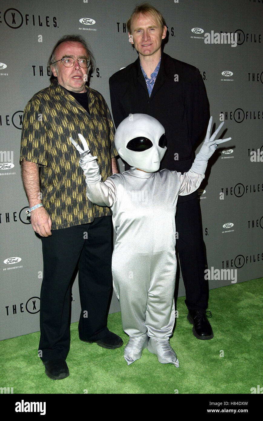 TOM BRAIDWOOD & DEAN HAGLUND X-FILES FINALE WARP PARTY HOUSE OF BLUES HOLLYWOOD LOS ANGELES USA 27 April 2002 Stock Photo