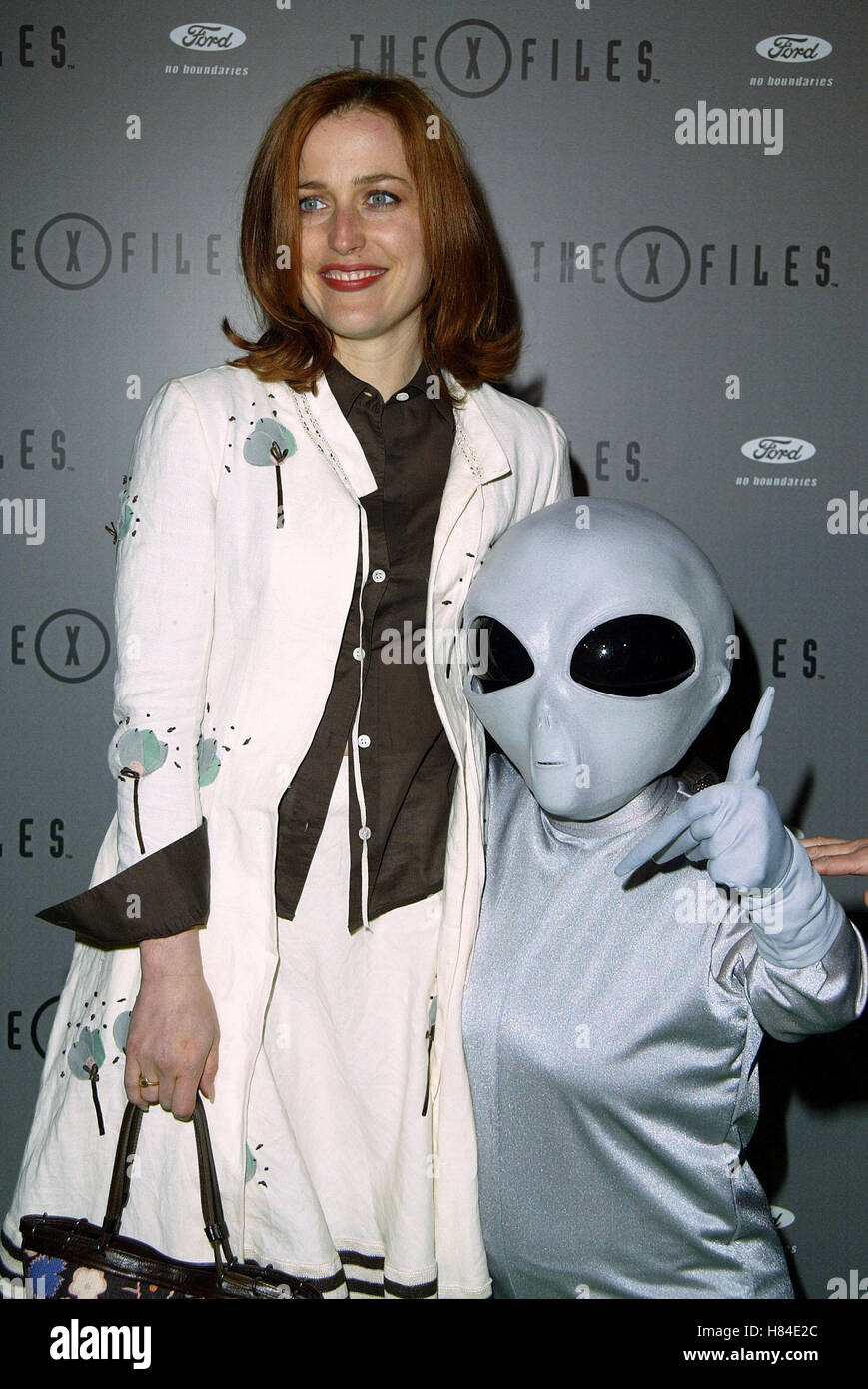GILLIAN ANDERSON & ALIEN X-FILES FINALE WARP PARTY HOUSE OF BLUES HOLLYWOOD LOS ANGELES USA 27 April 2002 Stock Photo