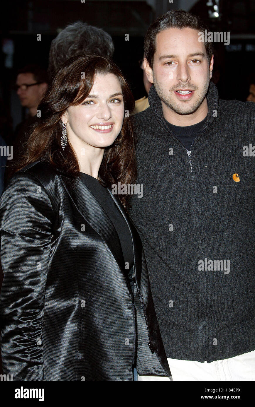 RACHEL WEISZ & JAMIE CATTO 1 GIANT LEAP FILM PREMIERE EGYPTIAN THEATRE HOLLYWOOD LOS ANGELES USA 06 May 2002 Stock Photo