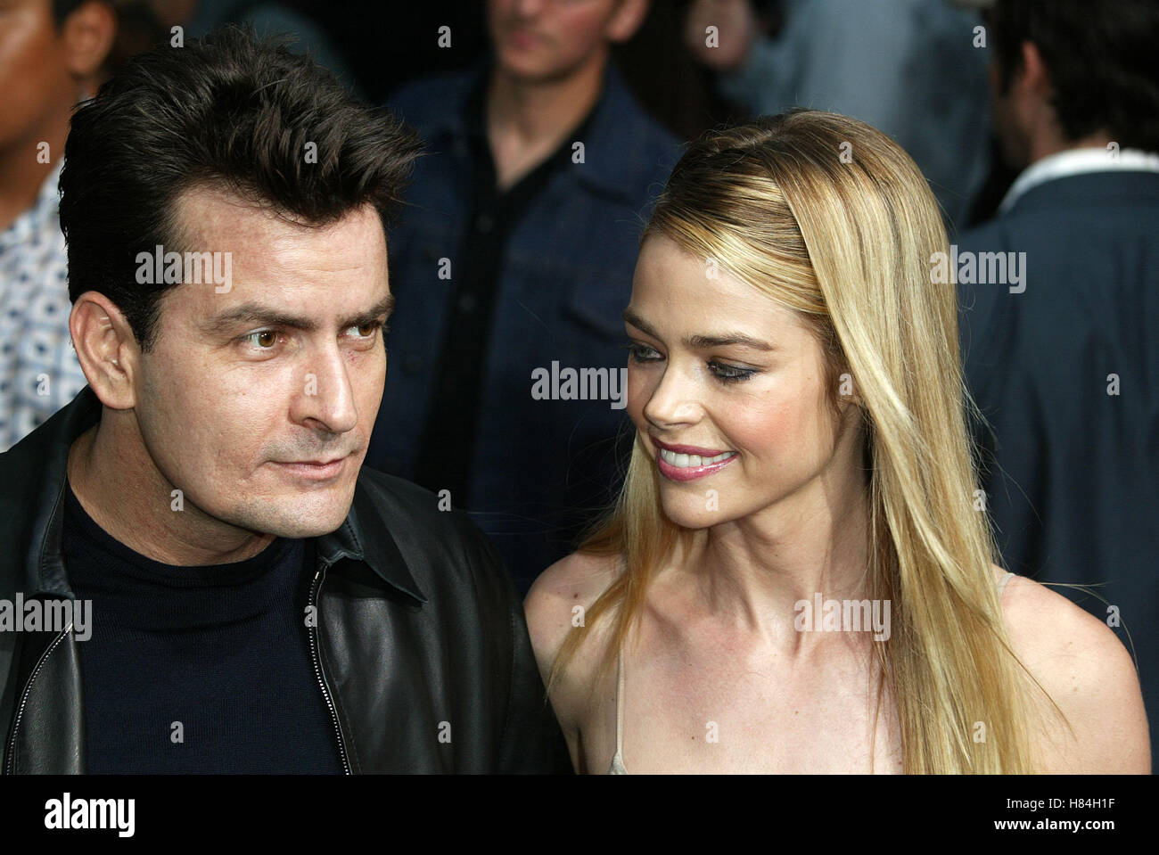 CHARLIE SHEEN DENISE RICHARDS UNDERCOVER BROTHER FILM PREM UNIVERSAL CITYWALK BURBANK LOS ANGELES USA 30 May 2002 Stock Photo