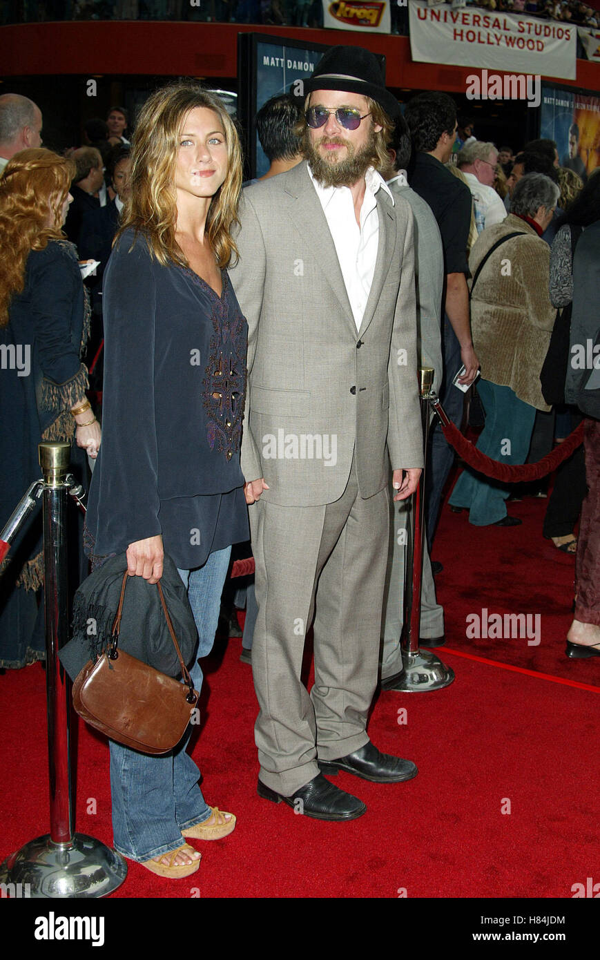 JENNIFER ANISTON & BRAD PITT THE BOURNE IDENTITY WORLD PREMIERE UNIVERSAL STUDIOS BURBANK LOS ANGELES USA 06 June 2002 Stock Photo