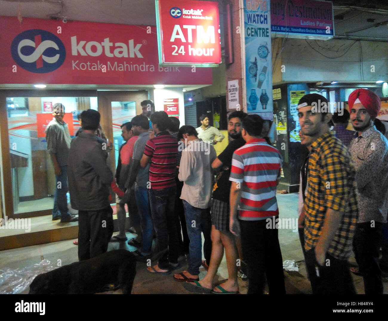 New Delhi. 9th Nov, 2016. People wait to use ATMs in Noida on the outskirts of New Delhi, India, late Nov. 8, 2016. India Tuesday night abolished currency notes of 500 and 1,000 denomination in one of the biggest revolutionary monetary reforms since independence, aimed at curbing the menace of black money. © Xinhua/Alamy Live News Stock Photo