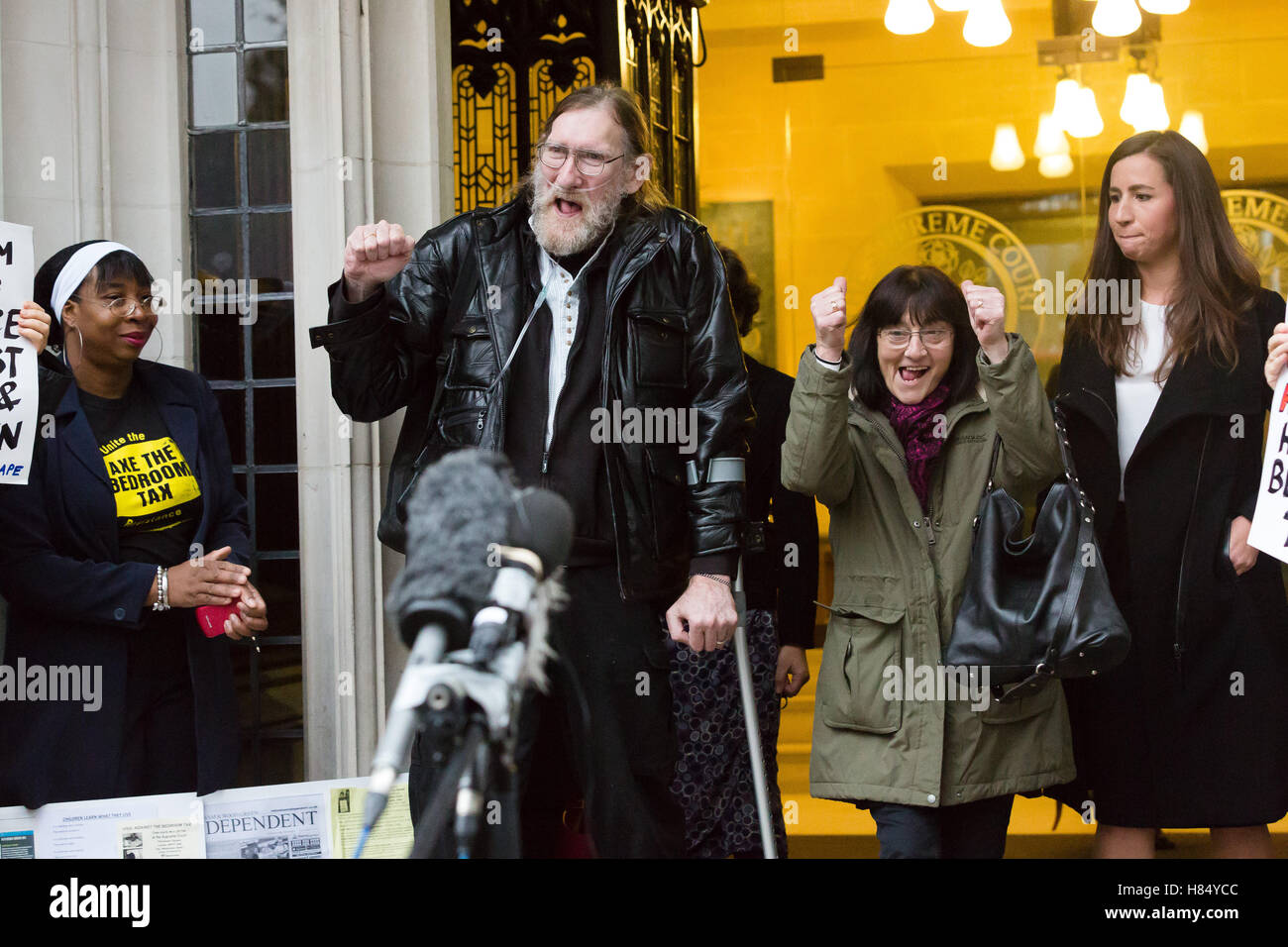 London, UK. 09 November 2016. Paul Rutherford and Sue Rutherford ...