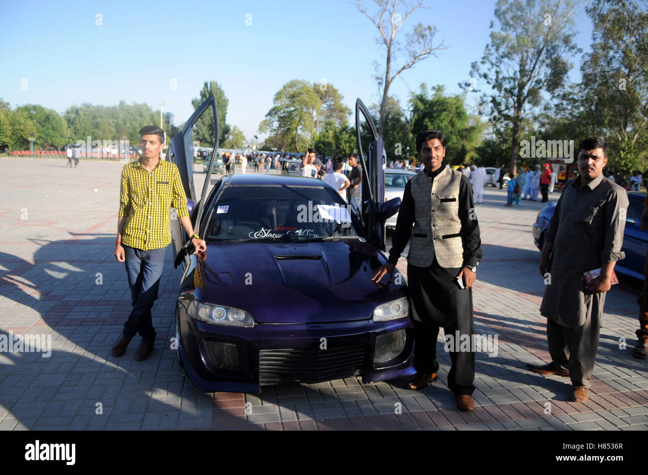 Rawalpindi, Pakistan. 9th Nov, 2016. People take photos with a car displayed on the RCCI Auto Show 2016 in Rawalpindi, Pakistan, Nov. 9, 2016. The auto show, held by Rawalpindi Chamber of Commerce and Industry, made a static display of more than 200 exclusive vehicles. © Ahmad Kamal/Xinhua/Alamy Live News Stock Photo
