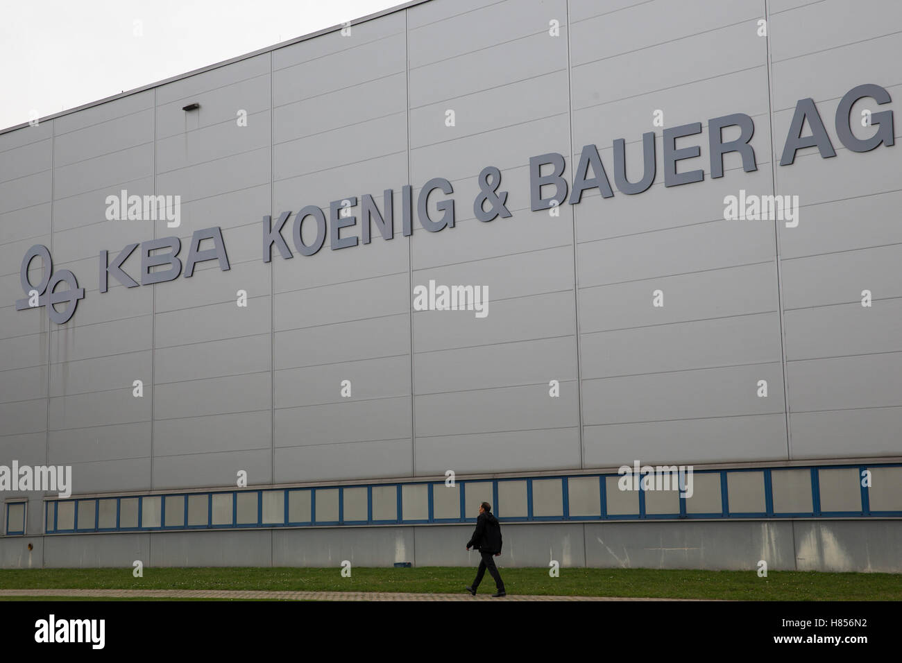 A view from outside of the production hall of the printing press manufacturer Koenig & Bauer (KBA) factory in Wuerzburg, Germany, 04 November 2016. Koenig & Bauer are to present their quarterly results on 10 November 2016. Photo: Daniel Karmann/dpa Stock Photo