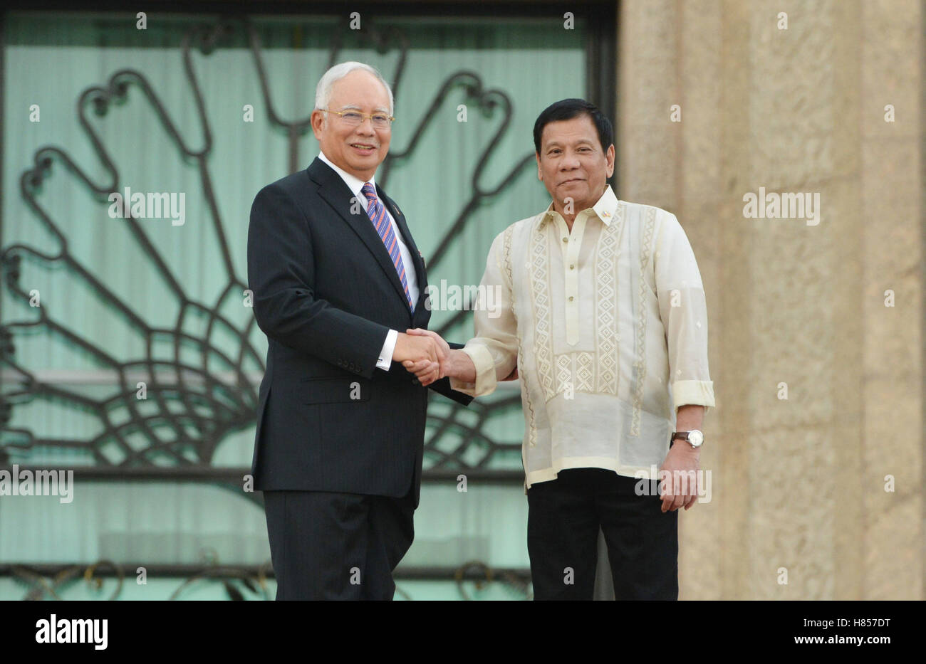 Putrajaya, Malaysia. 10th Nov, 2016. Philippine President Rodrigo Duterte (R) shakes hands with Malaysian Prime Minister Najib Razak in Putrajaya, Malaysia, Nov. 10, 2016. Credit:  Chong Voon Chung/Xinhua/Alamy Live News Stock Photo