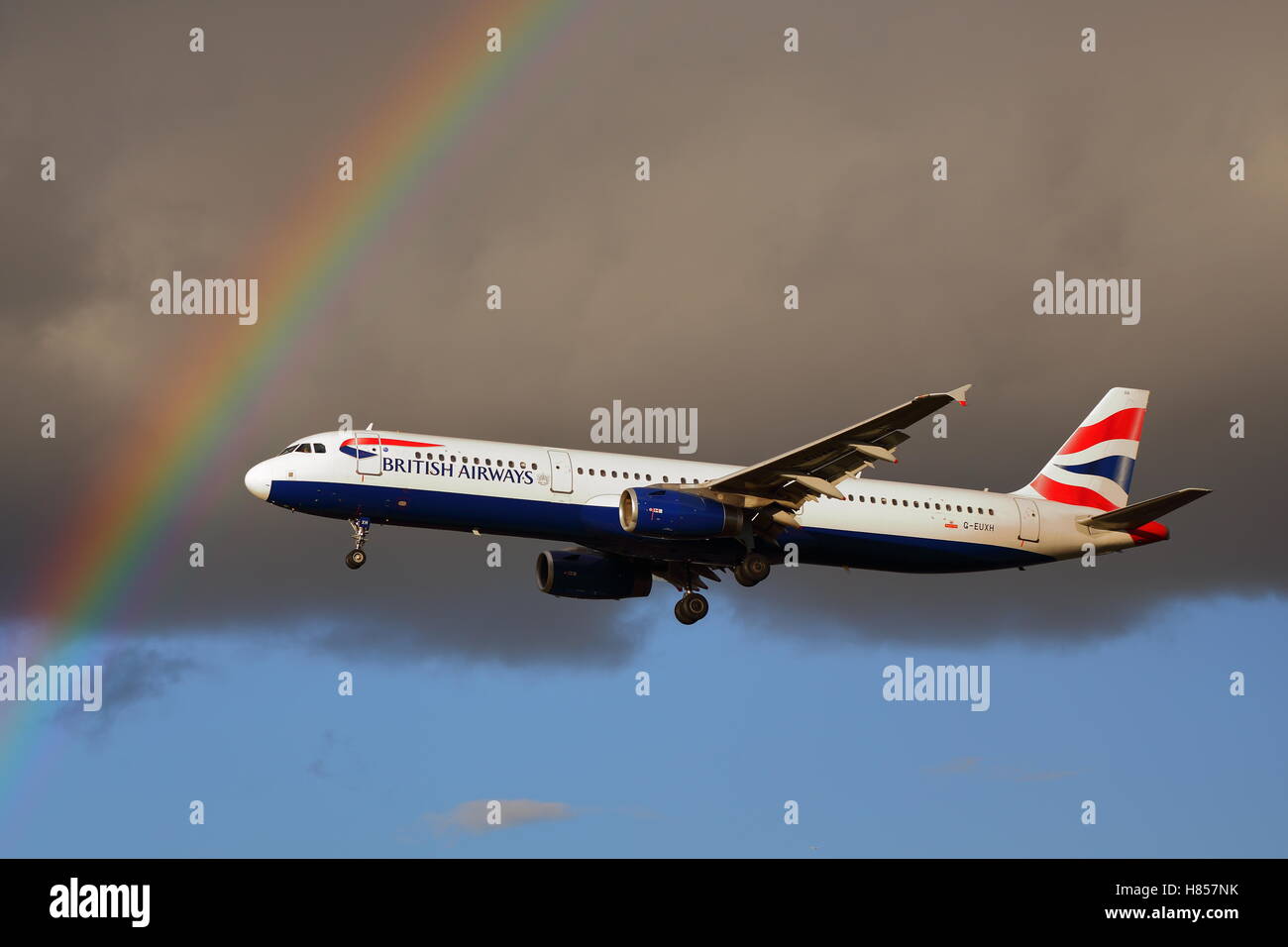 London, UK. 10th November, 2016. Planes landing during a rain shower at Heathrow Airport. Credit:  Uwe Deffner/Alamy Live News Stock Photo
