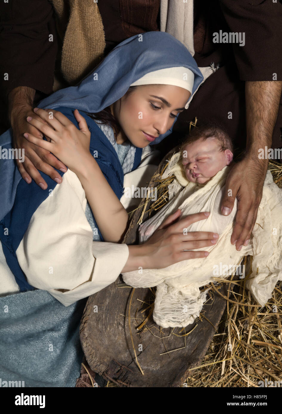 live-christmas-nativity-scene-in-an-old-barn-reenactment-play-with