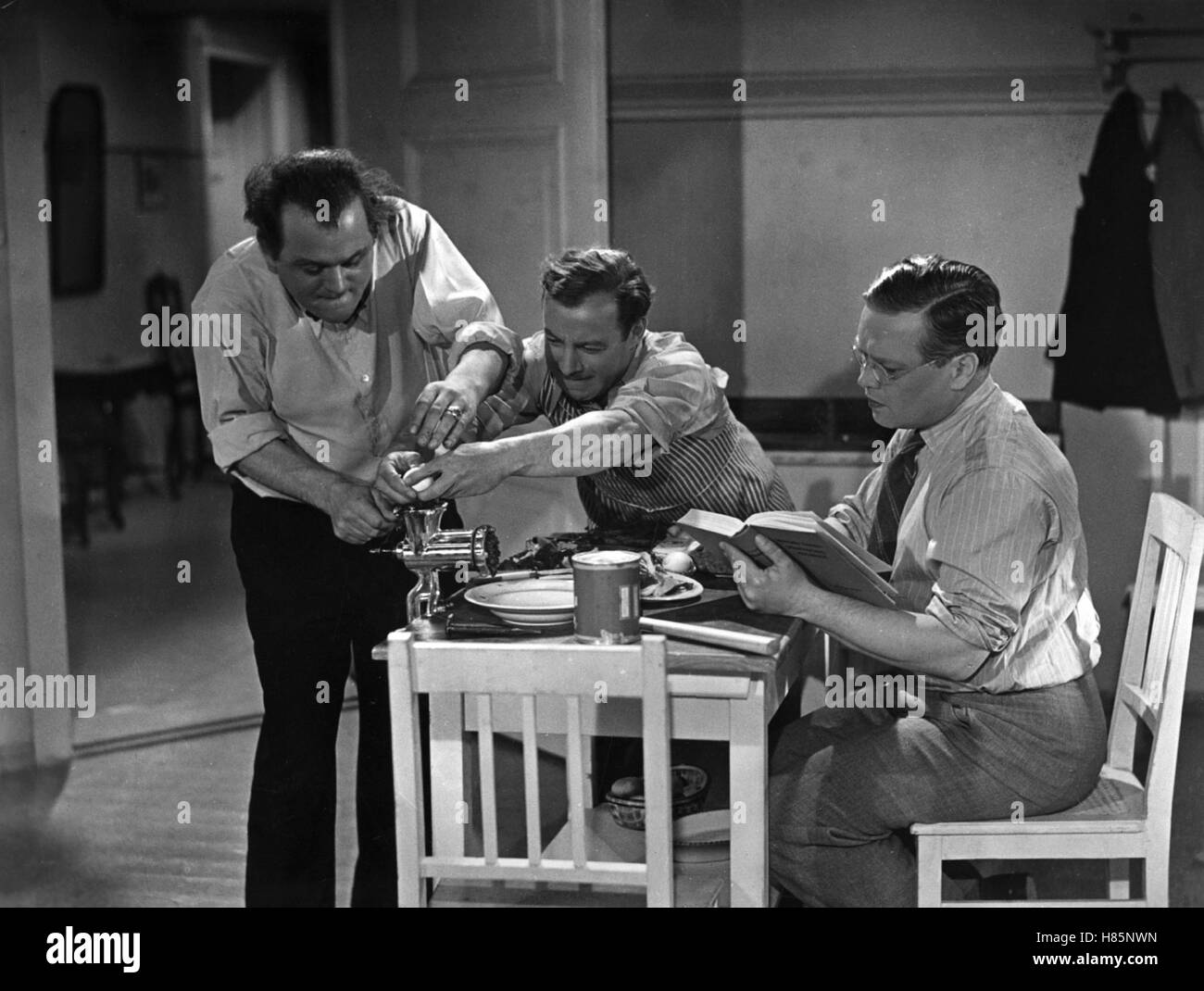 Paradies der Junggesellen, (PARADIES DER JUNGGESELLEN) D 1939, Regie: Kurt Hoffmann, HANS BRAUSEWETTER, HEINZ RÜHMANN, JOSEF SIEBER, Stichwort: Stuhl, Tisch, Fleischwolf Stock Photo