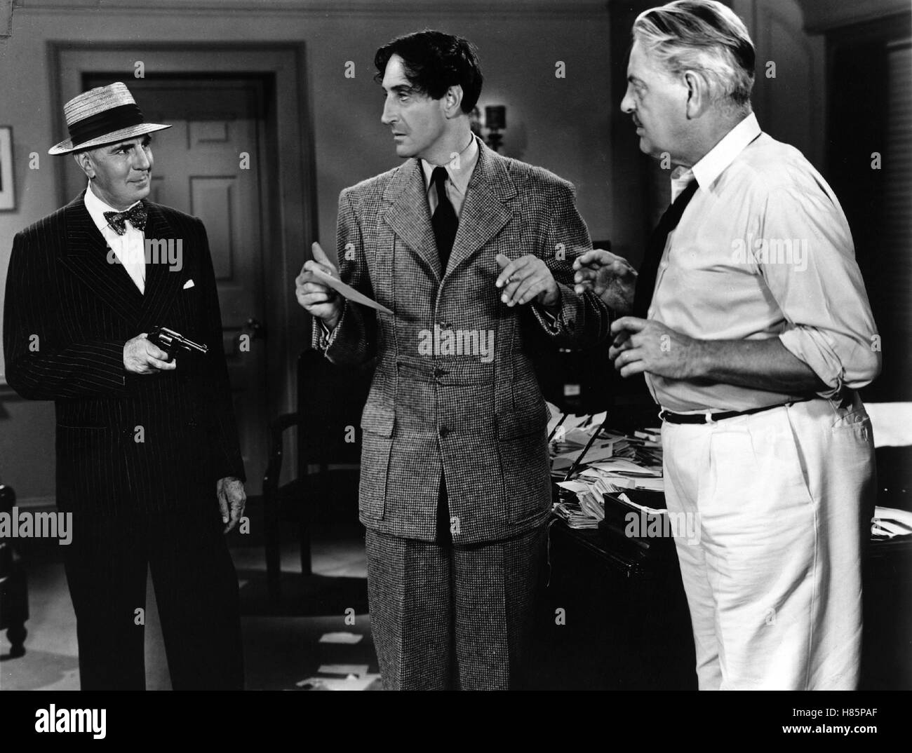 Sherlock Holmes: Verhängnisvolle Reise, (SHERLOCK HOLMES IN WASHINGTON) USA 1943, Regie: Roy William Neill, GEORGE ZUCCO, BASIL RATHBONE, THURSTON HALL, Stichwort: Tweed, Pistole, Bedrohung Stock Photo