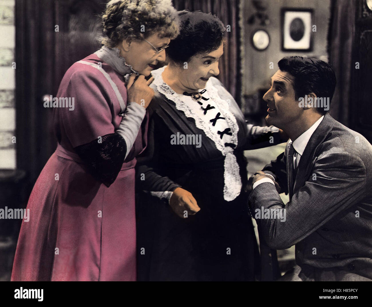 Arsen und Spitzenhäubchen, (ARSENIC AND OLD LACE) USA 1944, Regie: Frank Capra, JOSEPHINE HULL, JEAN ADAIR, CARY GRANT Stock Photo