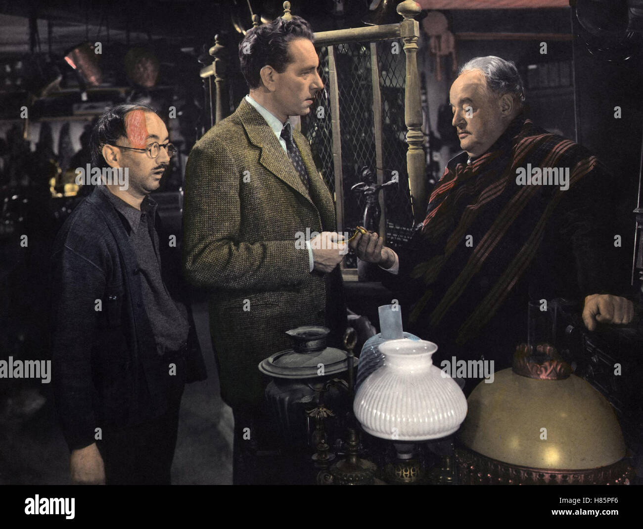 Der Ring der Verschworenen, (THE CONSPIRATORS) USA 1944, Regie: Jean Negulesco, PAUL HENREID (mi), SYDNEY GREENSTREET (re) Stock Photo