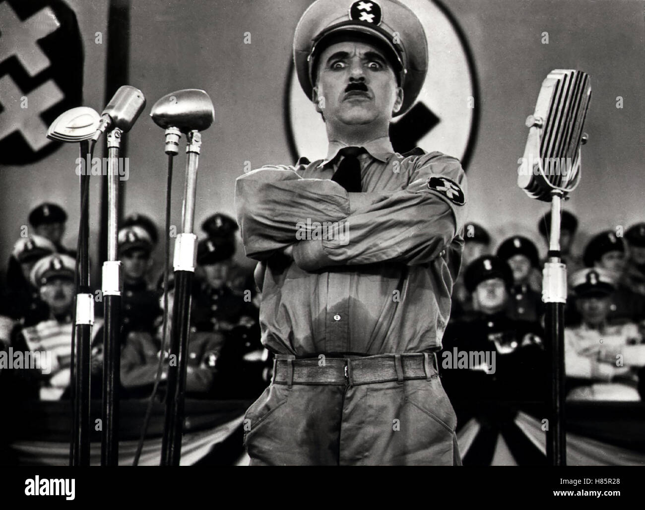 чарли чаплин гитлер. чаплин великий диктатор фильм. чарли чаплин 1940. фильм великий диктатор 1940 чаплин. берест великий диктатор.