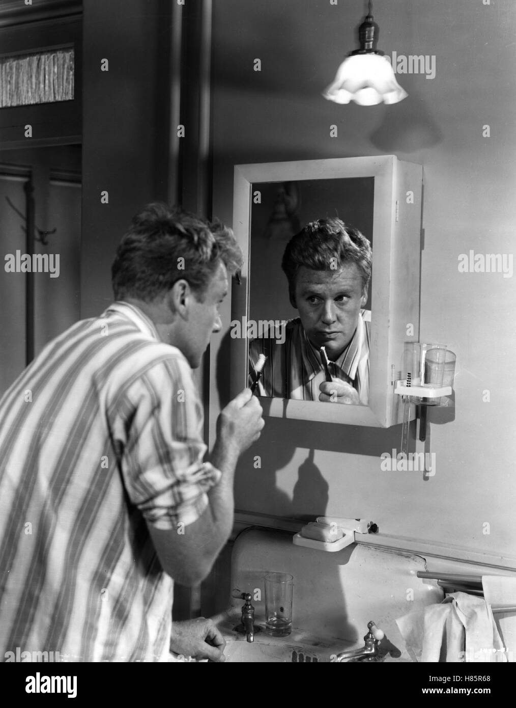 Von Katzen und Katern, (THE BIG HANGOVER) USA 1950 s/w, Regie: Norman Krasna, VAN JOHNSON, Stichwort: Spiegel, Zahnbürste, Zähneputzen Stock Photo