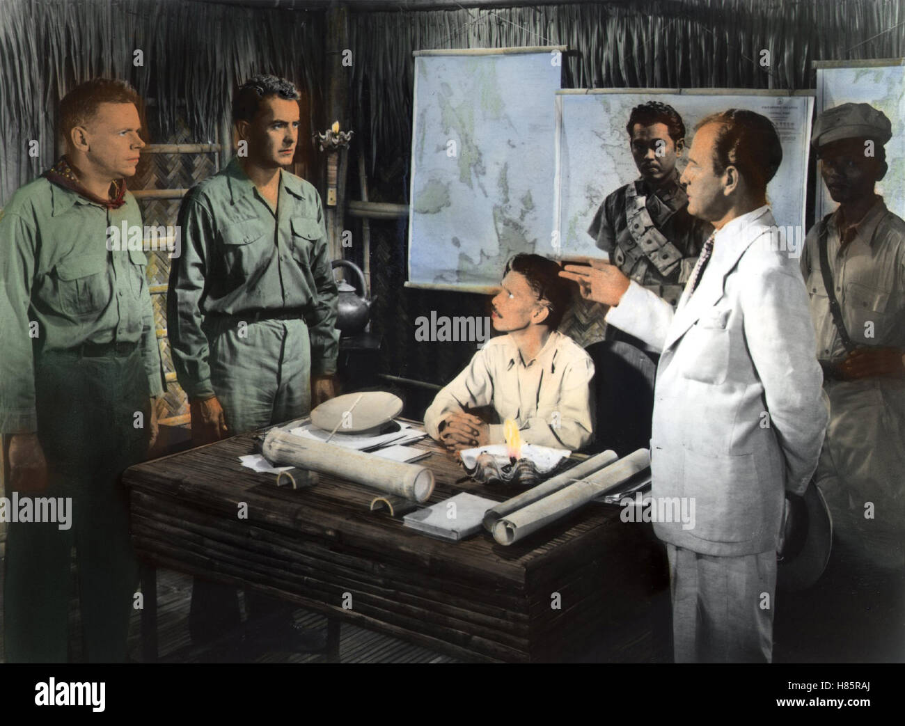 Der Held von Mindanao, (AMERICAN GUERILLA IN THE PHILIPPINES) USA 1950, Regie: Fritz Lang, TOM EWELL (li), TYRONE POWER (2.vl) Stock Photo