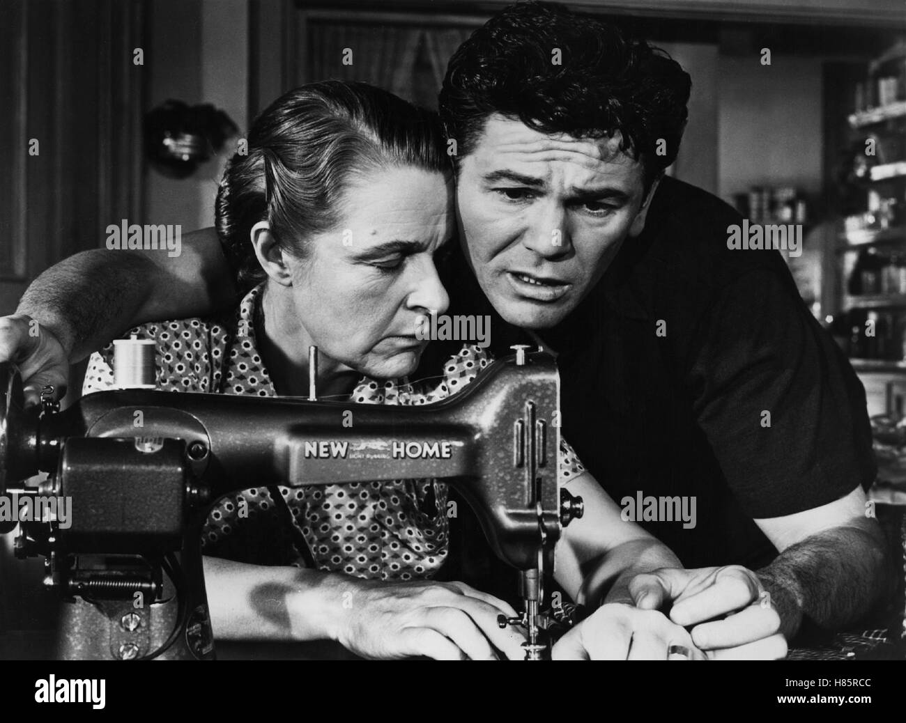 Steckbrief 7-73, (HE RAN ALL THE WAY) USA 1951 s/w, Regie: John Berry, SELENA ROYLE, JOHN GARFIELD, Stichwort: Nähmaschine Stock Photo