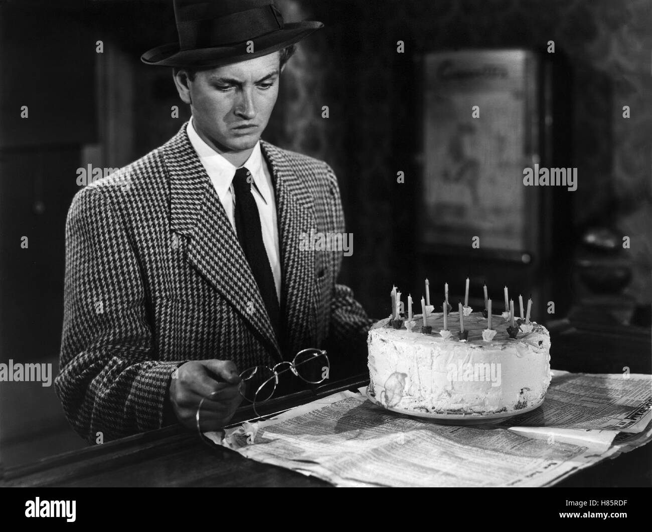 Die Nacht der Wahrheit, (THE BIG NIGHT) USA 1951 s/w, Regie: Joseph Losey, JOHN BARRYMORE Jr., Stichwort: Torte, Kuchen, Geburtstagstorte, Kerzen Stock Photo