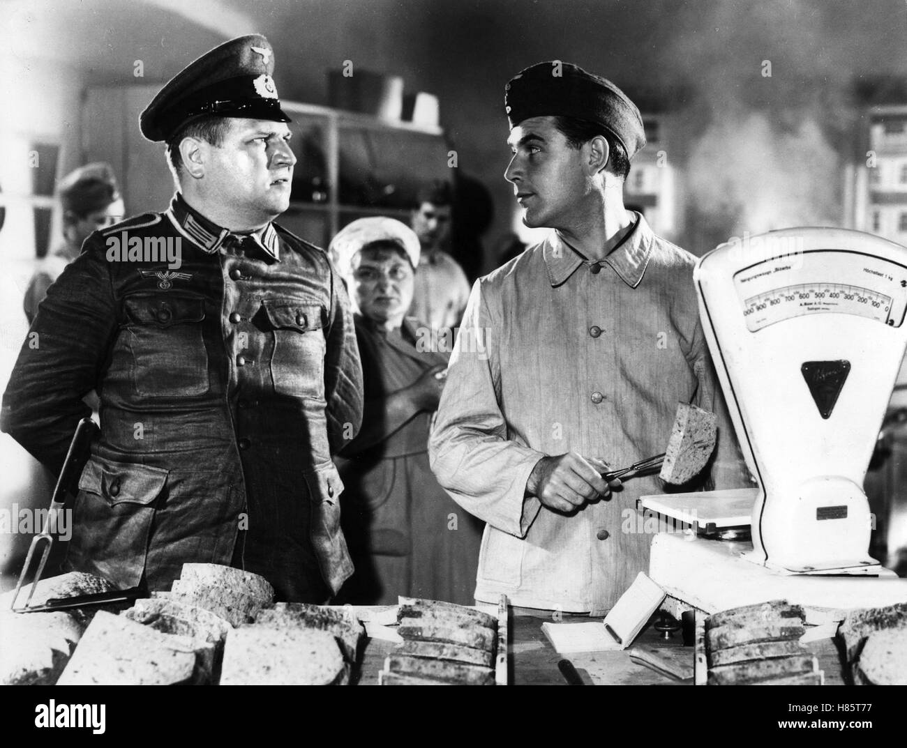 08/15, (08/15) D 1954, Regie: Paul May, JOACHIM FUCHSBERGER (re), Stichwort: Soldat, Küche, Waage, Brot Stock Photo