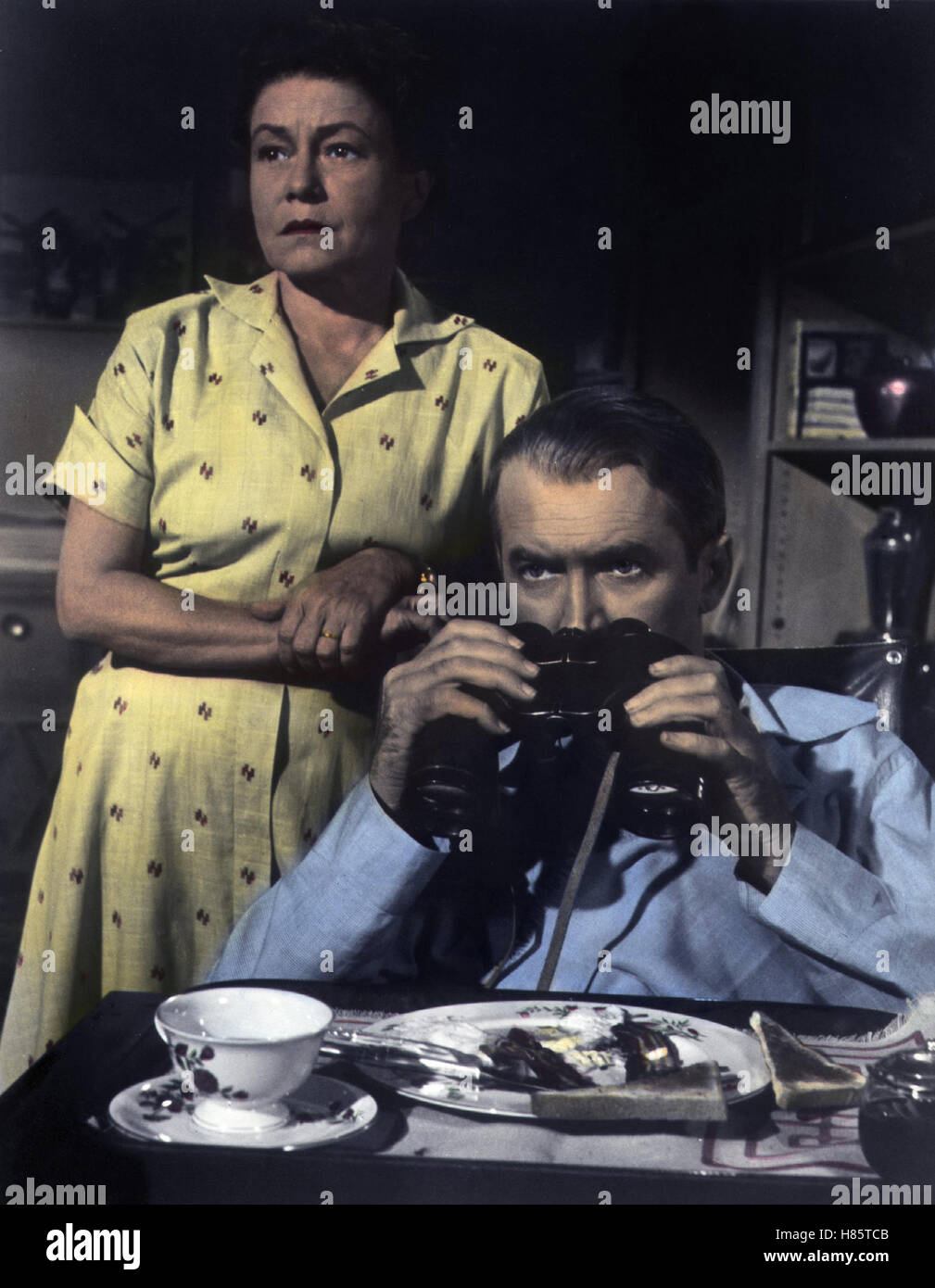Das Fenster zum Hof, (REAR WINDOW) USA 1954, Regie: Alfred Hitchcock, THELMA RITTER, JAMES STEWART, Stichwort:  Fernglas Stock Photo