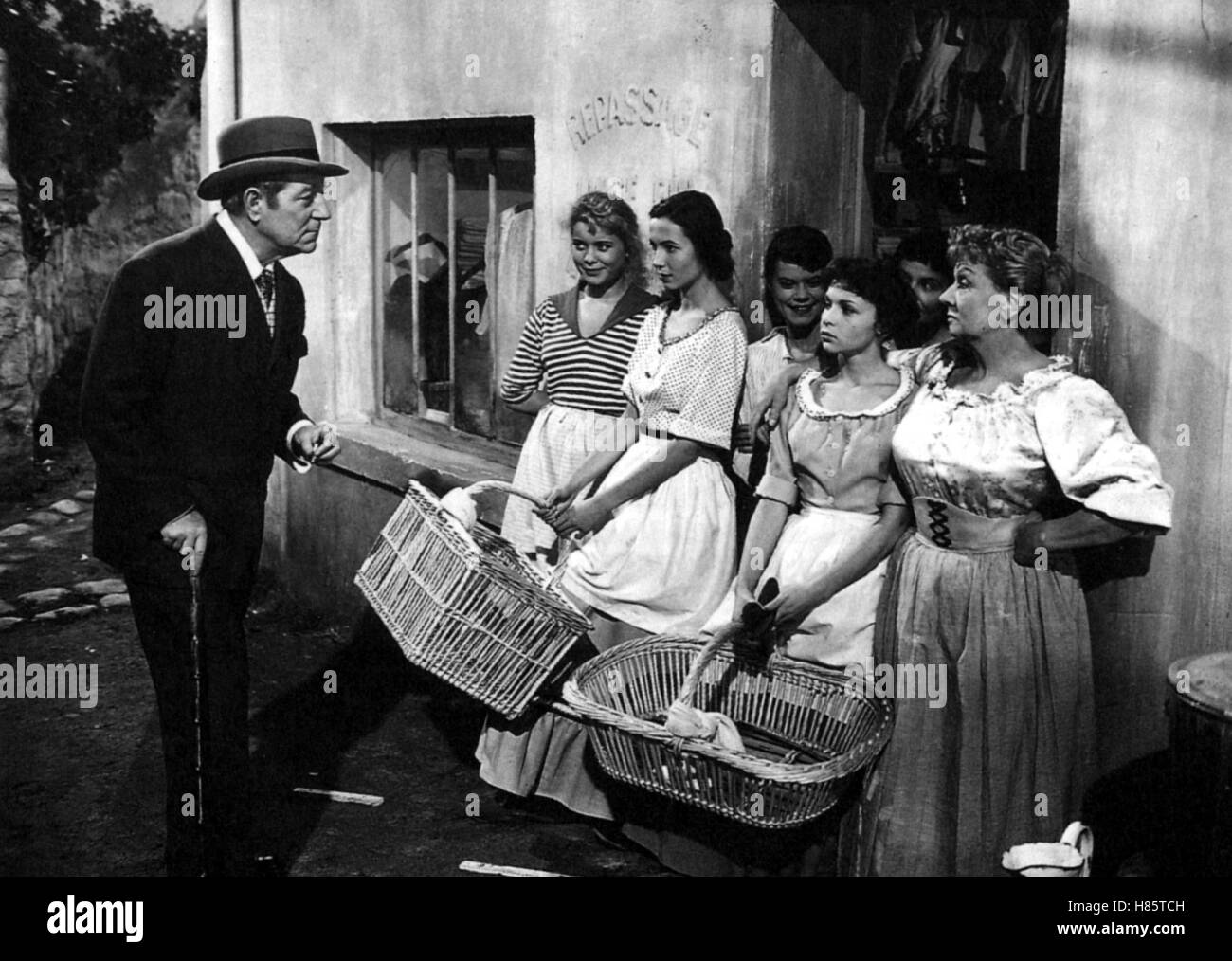 French Can Can, (FRENCH CANCAN) F 1955, Regie: Jean Renoir, JEAN GABIN  (li), Stichwort: Wäscherin Stock Photo - Alamy