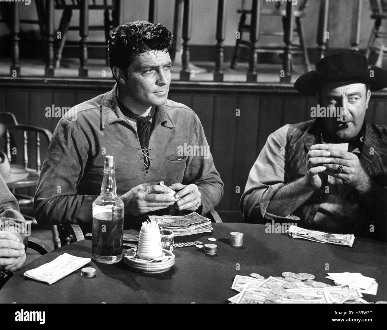 Stunden des Terrors, ( A DAY OF FURY) USA 1956, Regie: Harmon Jones, DALE ROBERTSON, Key: Spieler, Kartenspieler, Zocker, Geldscheine, Whisky Stock Photo