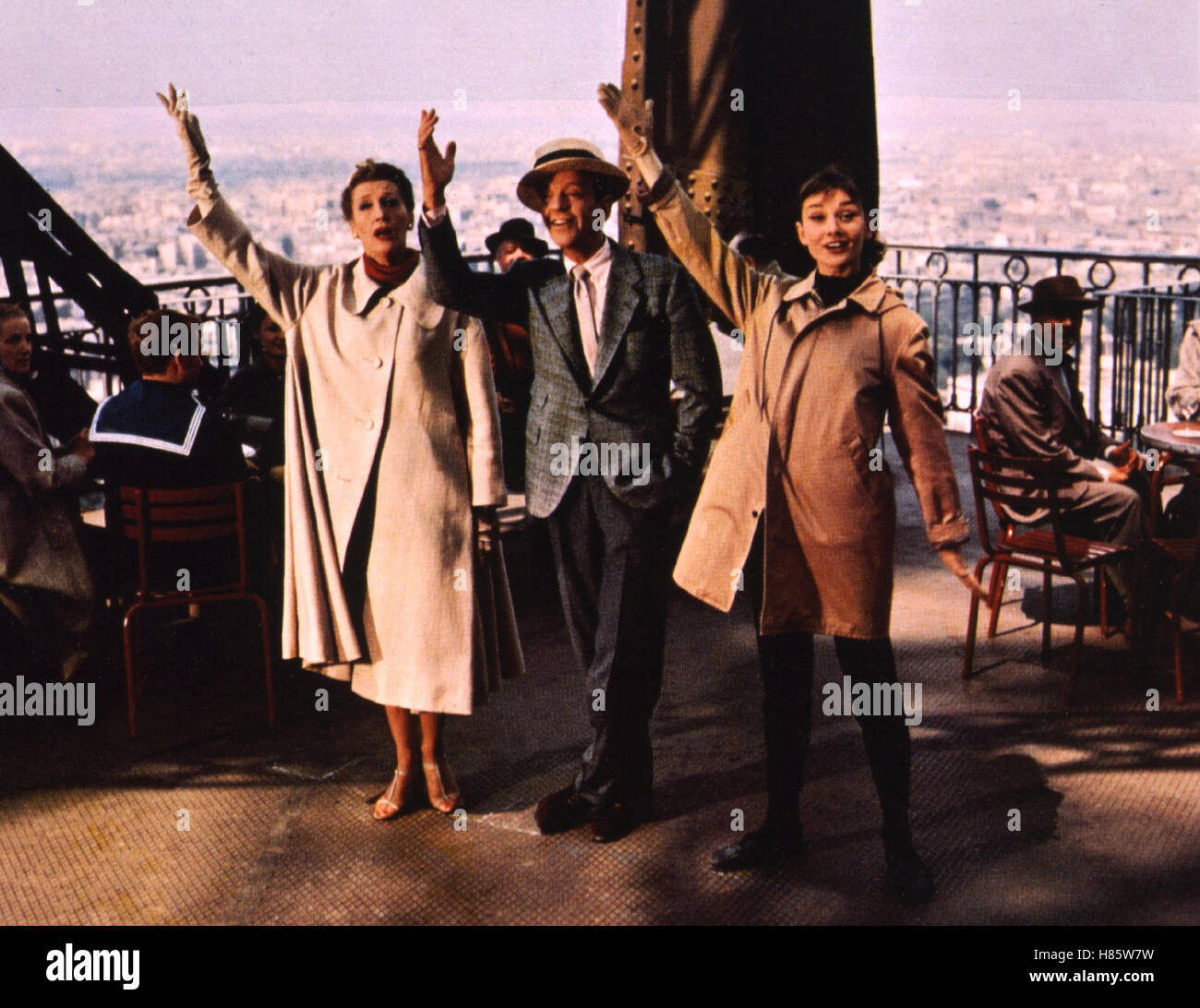 Ein süßer Fratz, (FUNNY FACE) USA 1957, Regie: Stanley Donen, KAY THOMPSON, FRED ASTAIRE, AUDREY HEPBURN, Stichwort: Eiffelturm, Winken Stock Photo