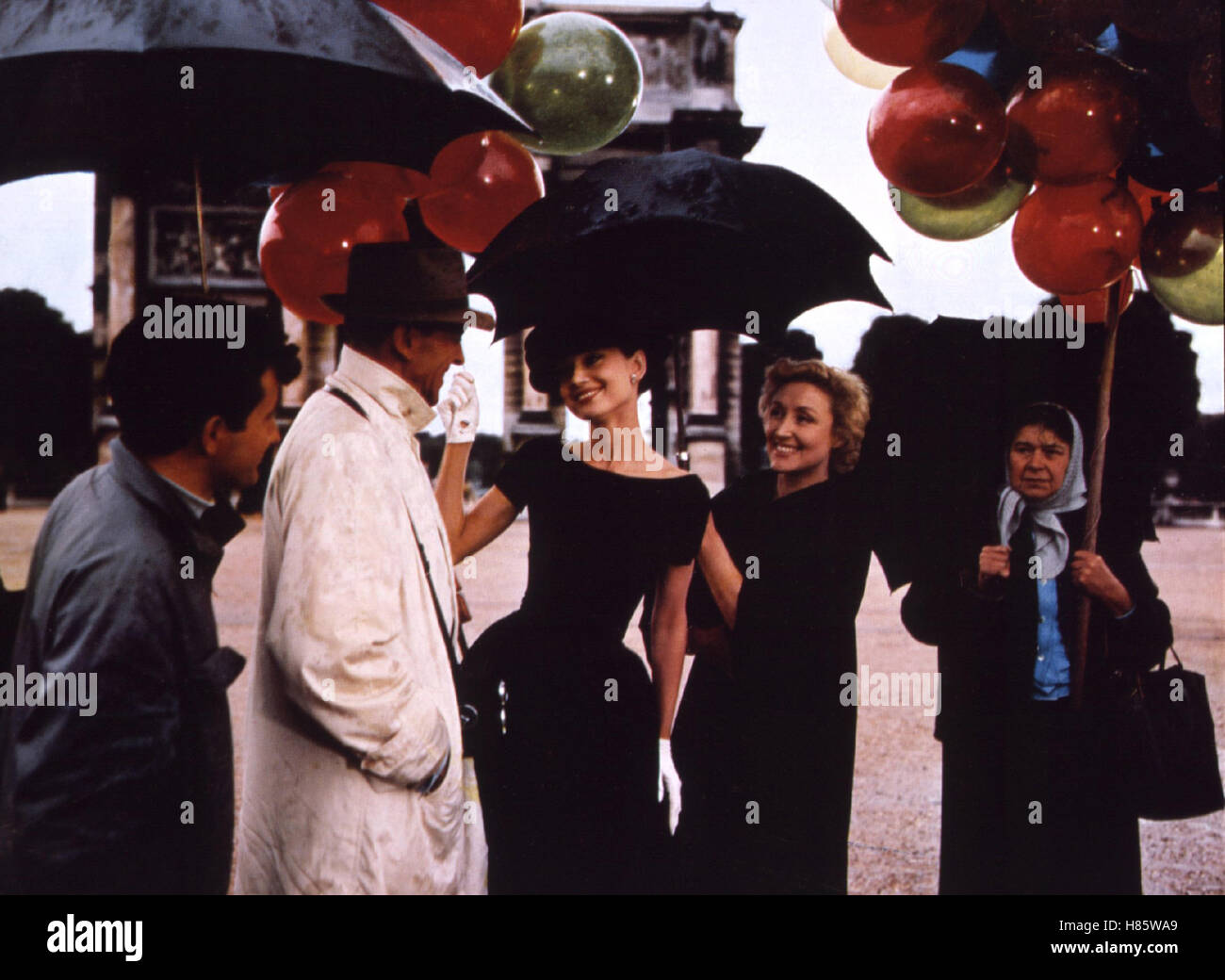 Ein süßer Fratz, (FUNNY FACE) USA 1957, Regie: Stanley Donen, FRED ASTAIRE, AUDREY HEPBURN, KAY THOMPSON, Stichwort: Regenschirm, Luftballons Stock Photo
