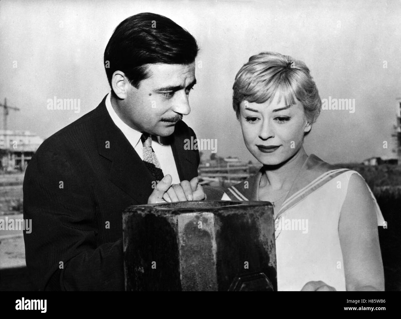 Die Nächte der Cabiria, (LE NOTTI DI CABIRIA) IT-F 1957, Regie: Federico Fellini, FRANCOIS PERRIER, GIULIETTA MASINA Stock Photo