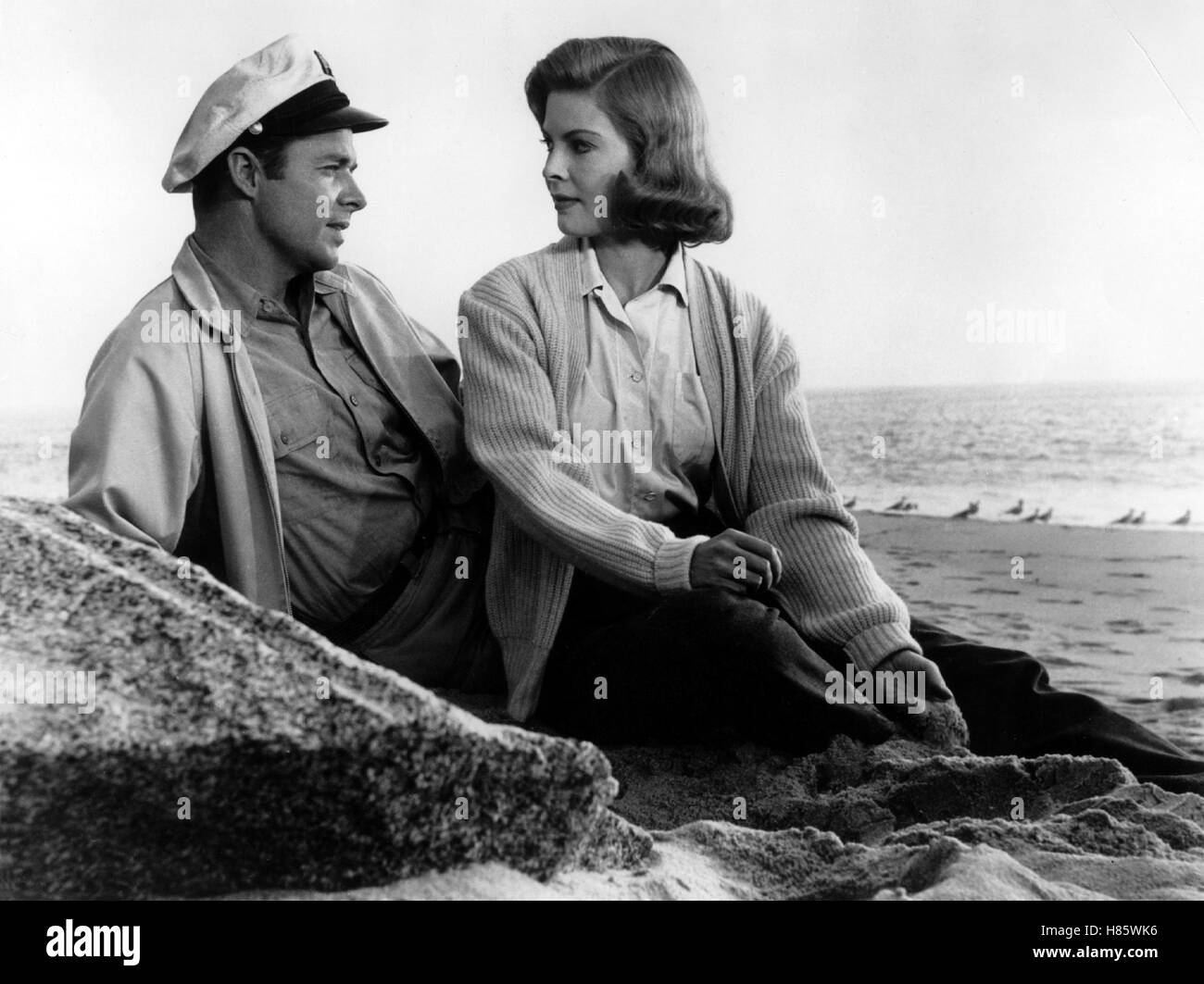 Strich durch die Rechnung, (THE GUN RUNNERS) USA 1958 s/w, Regie: Don Siegel, AUDIE MURPHY, PATRICIA OWENS, Key: Paar, Strand Stock Photo