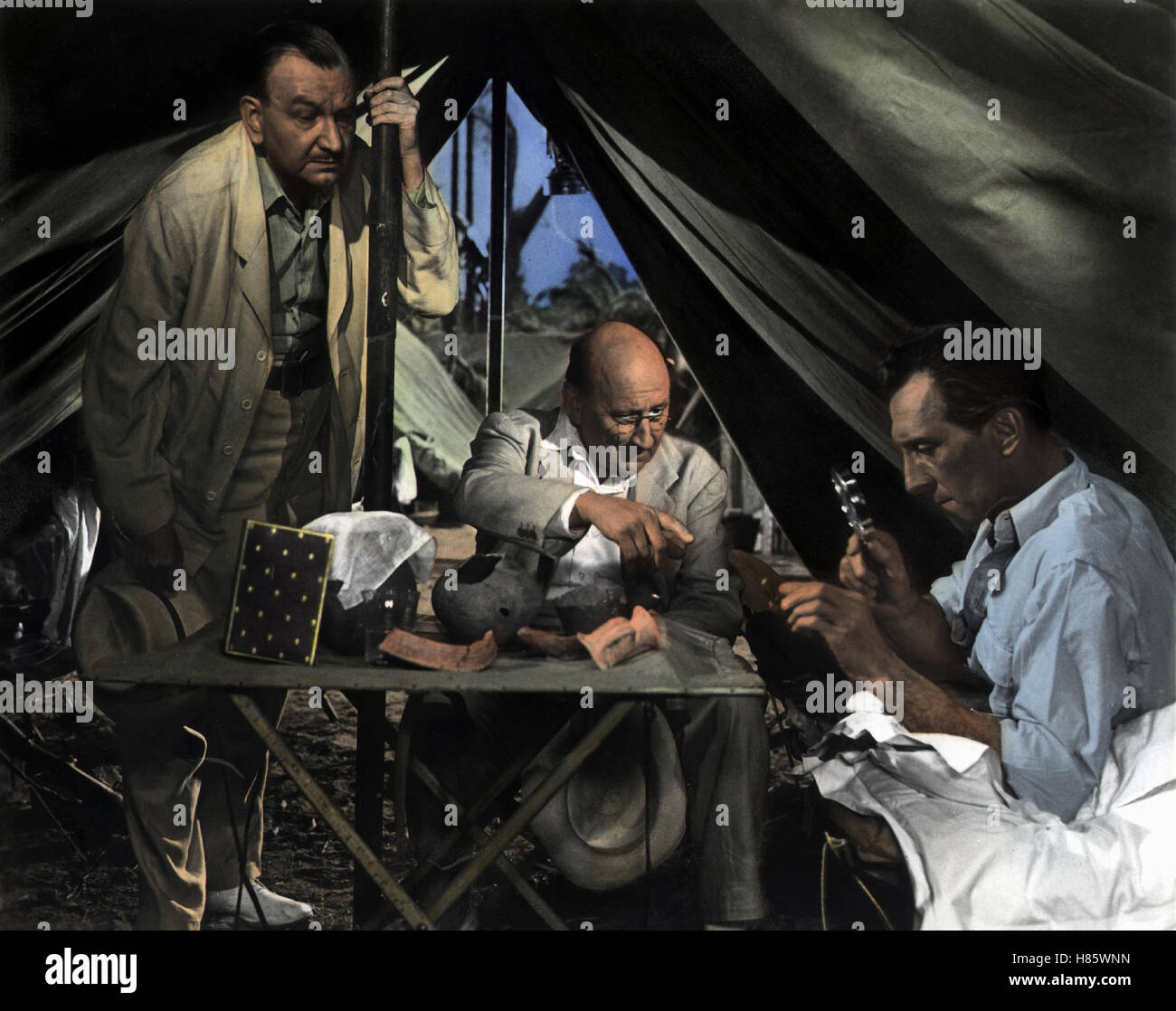 Die Rache der Pharaonen, (THE MUMMY) GB 1959, Regie: Terence Fisher, RAYMOND HUNTLEY, FELIX AYLMER, PETER CUSHING, Key: Forscher, Wissenschaftler, Archäologen, Zelt Stock Photo