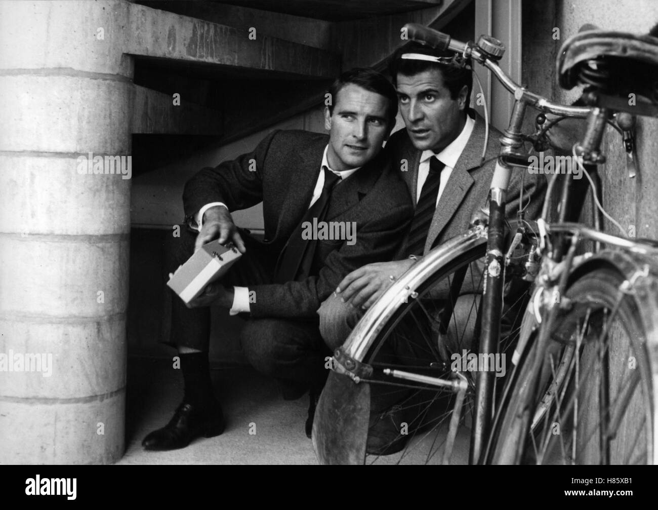 Der kleine Soldat, (LE PETIT SOLDAT) F 1960, Regie: Jean-Luc Godard, MICHEL SUBOR, HENRI-JACQUES HUET, Stichwort: Fahrrad, Treppe, Versteck, Deckung Stock Photo