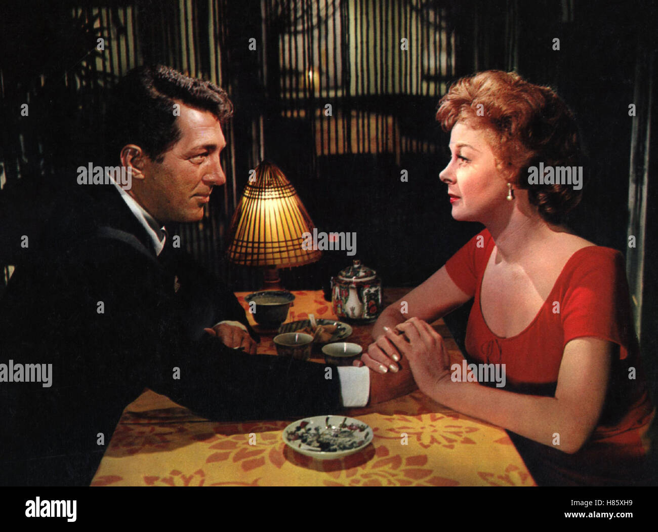 Frau mit Vergangenheit, (ADA) USA 1961, Regie: Daniel Mann, DEAN MARTIN, SUSAN HAYWARD, Stichwort: Paar, Romantik, Händchen halten Stock Photo