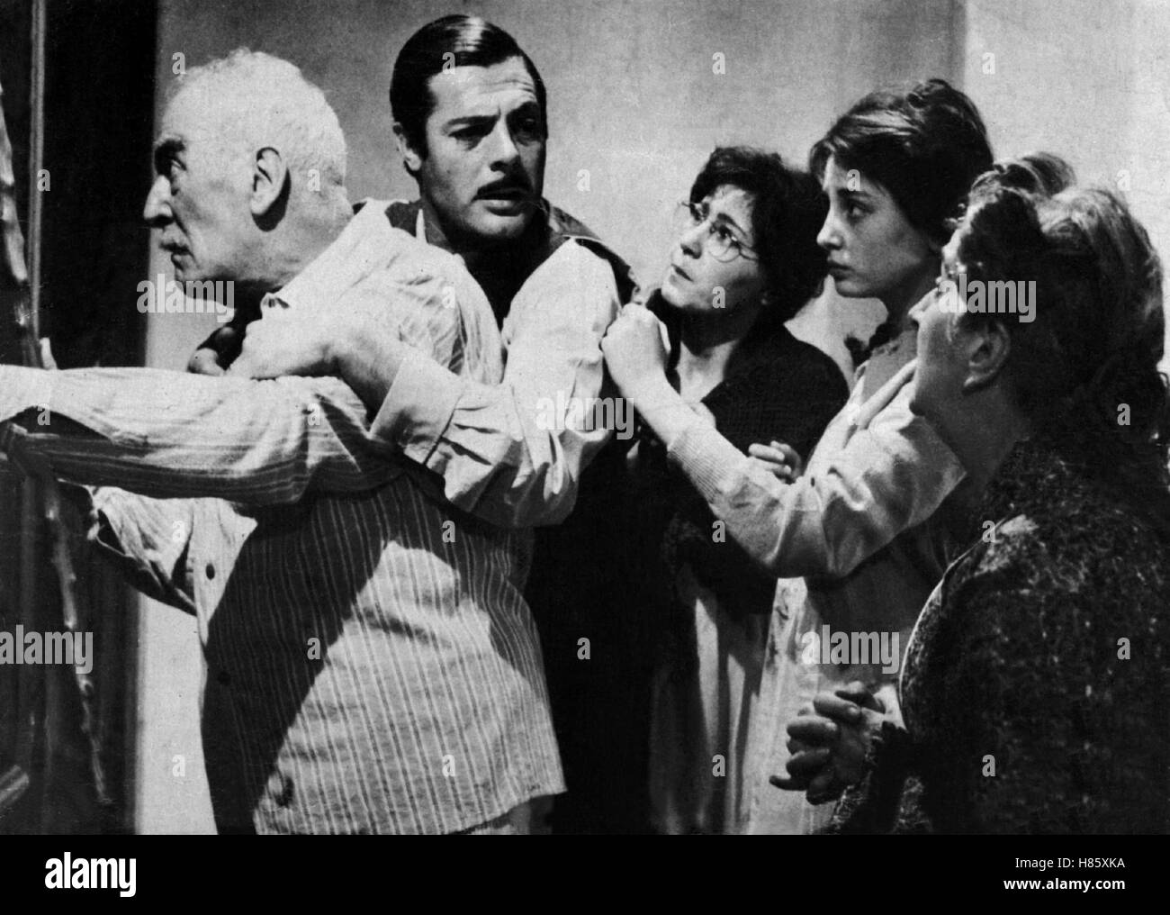 Scheidung auf italienisch, (DIVORZIO ALL' ITALIANA) IT 1961, Regie: Pietro Germi, MARCELLO MASTROIANNI (2.vl), Stichwort: Blick durch Schlüsselloch, Familie, Schlange stehen Stock Photo