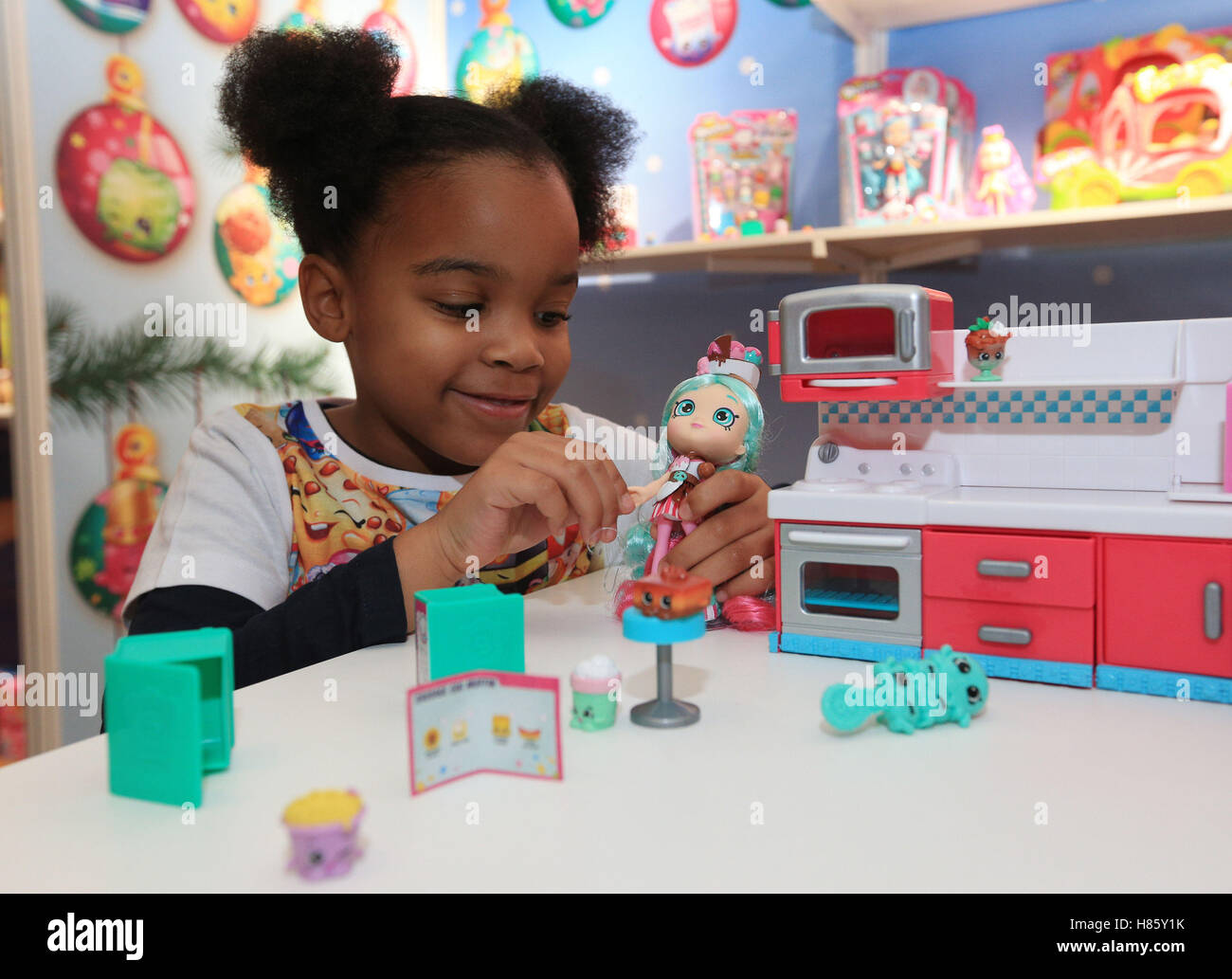 Stolpe Sprængstoffer Min Summer Brooks, 6, plays with Shopkins Chef Club Hot Spot Kitchen at the  DreamToys 2016 event held at St Mary's Church, Marylebone, London Stock  Photo - Alamy